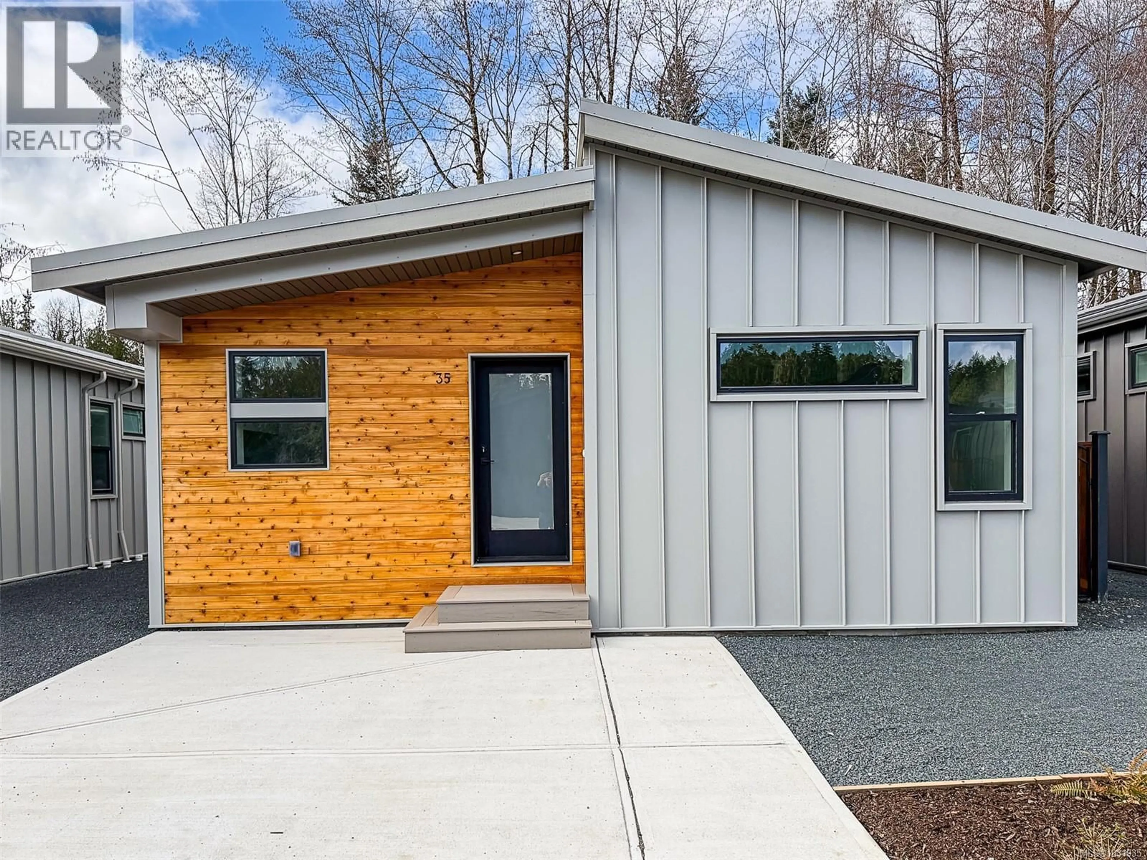 Home with vinyl exterior material, street for 35 - 3025 ROYSTON ROAD, Cumberland British Columbia V0R1S0