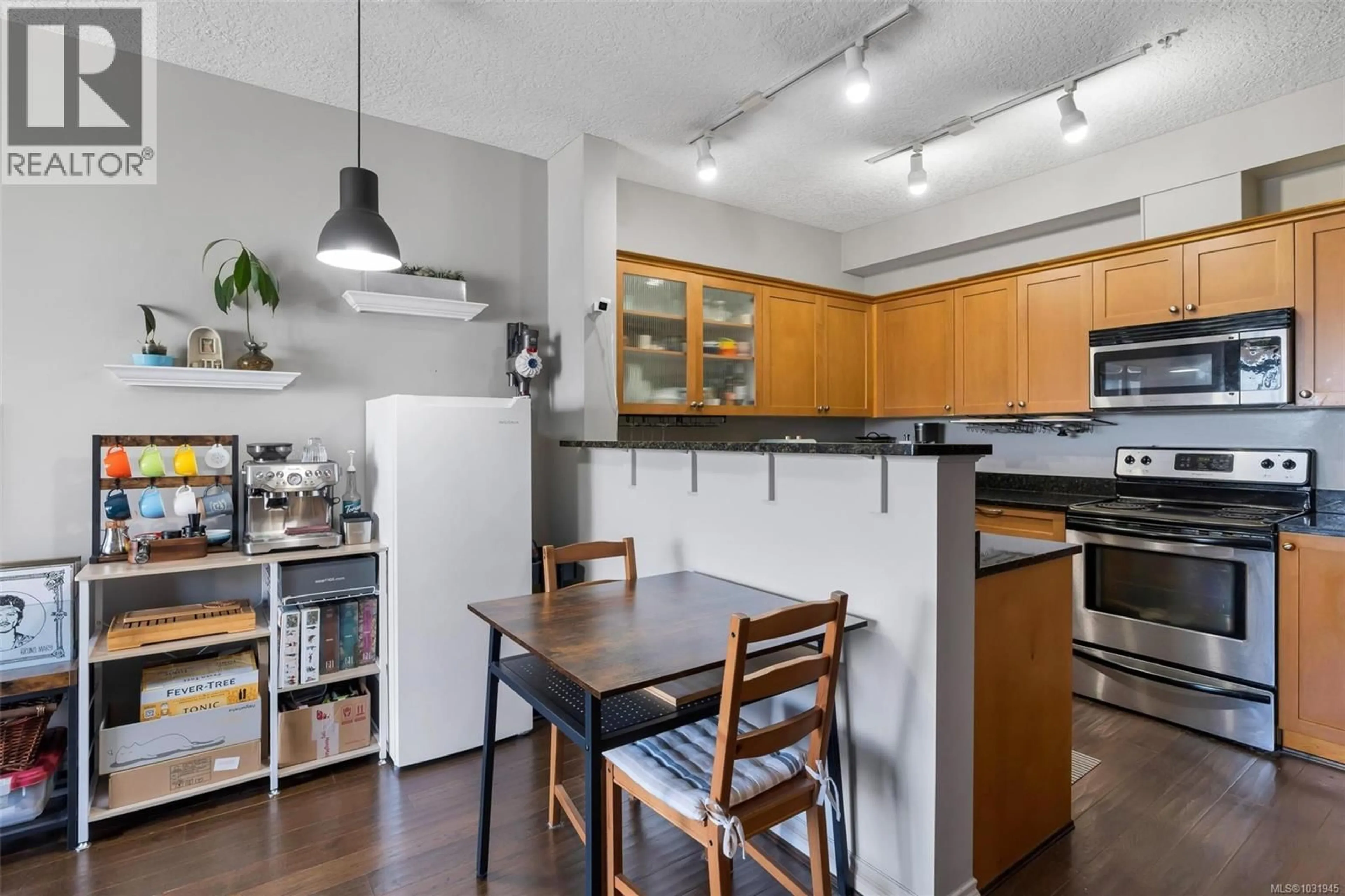 Standard kitchen, unknown for 205 - 820 SHORT STREET, Saanich British Columbia V8X2V6