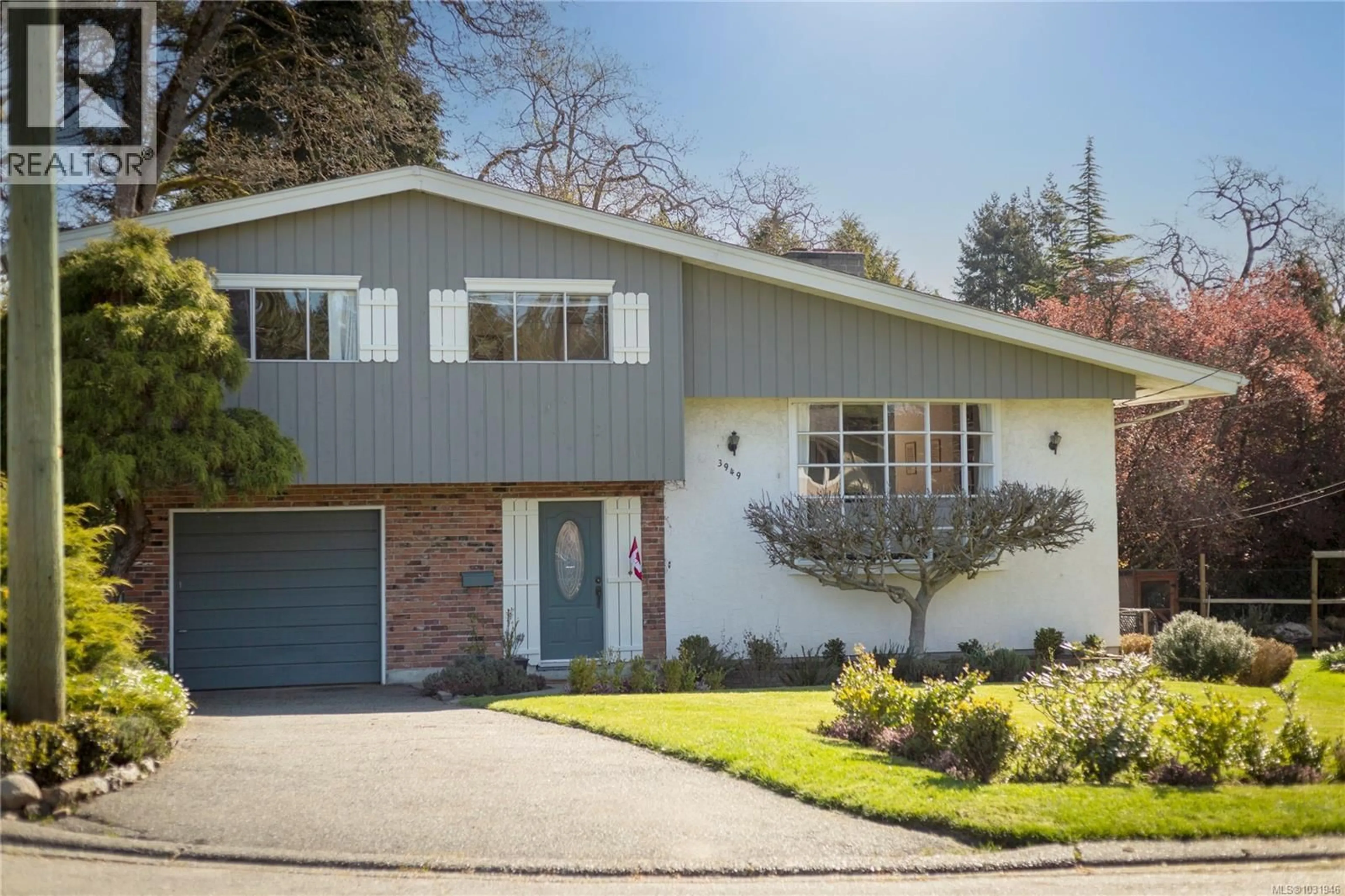 Home with vinyl exterior material, street for 3949 MARGOT PLACE, Saanich British Columbia V8P3M2