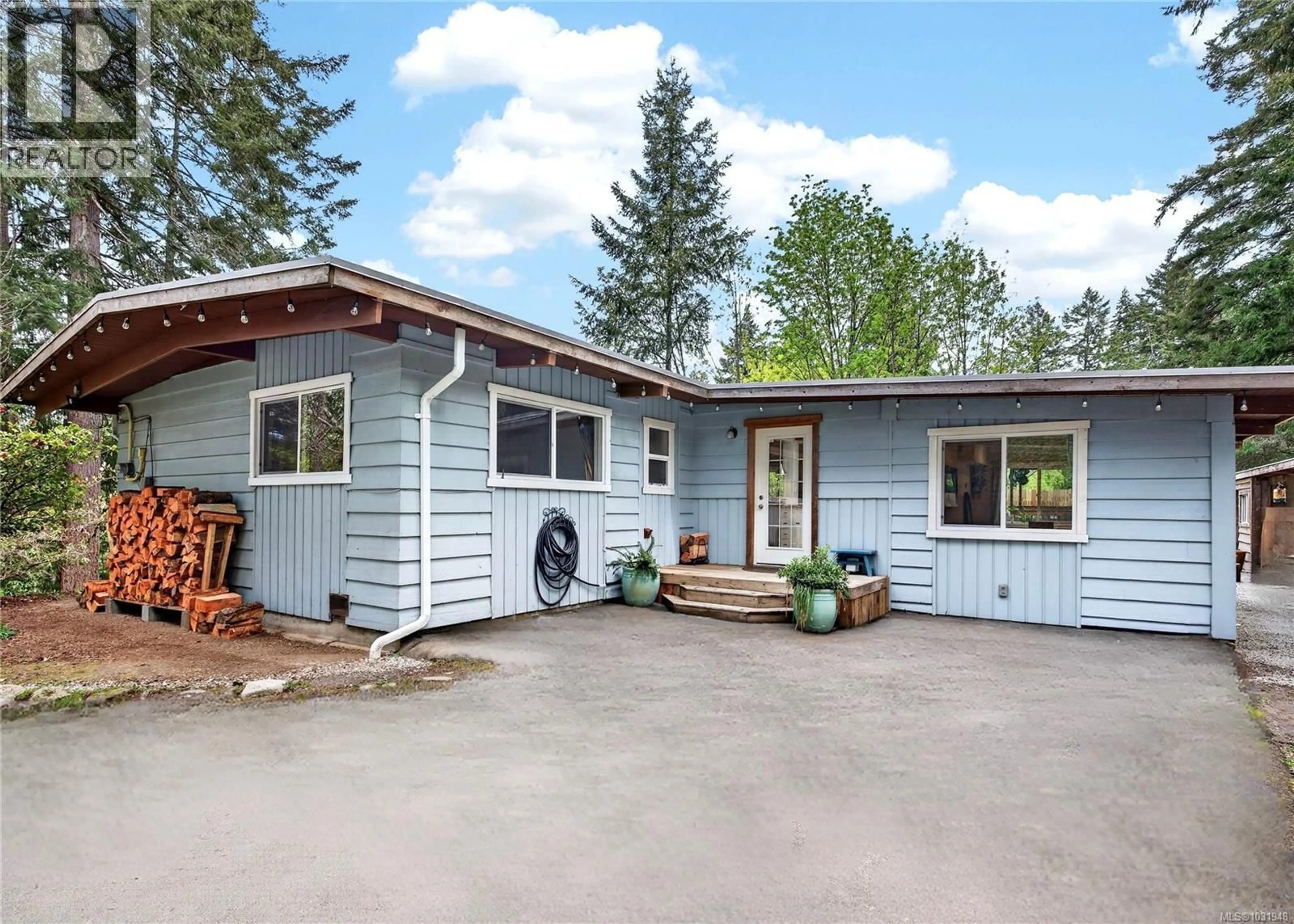 Home with vinyl exterior material, street for 1465 NORTH END ROAD, Salt Spring British Columbia V8K1M5