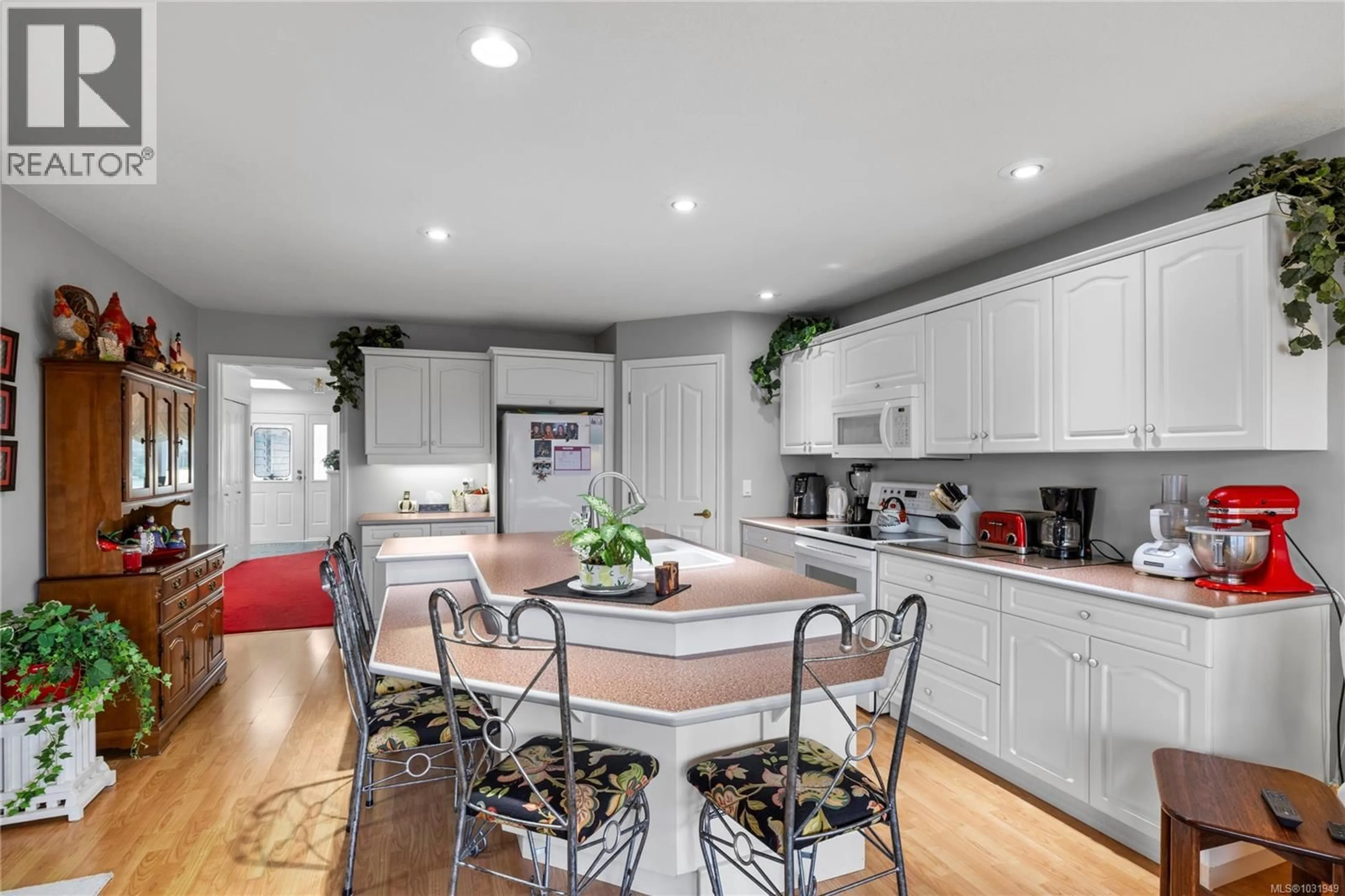 Open concept kitchen, ceramic/tile floor for 388 MCKILLOP DRIVE, Parksville British Columbia V9P1L5