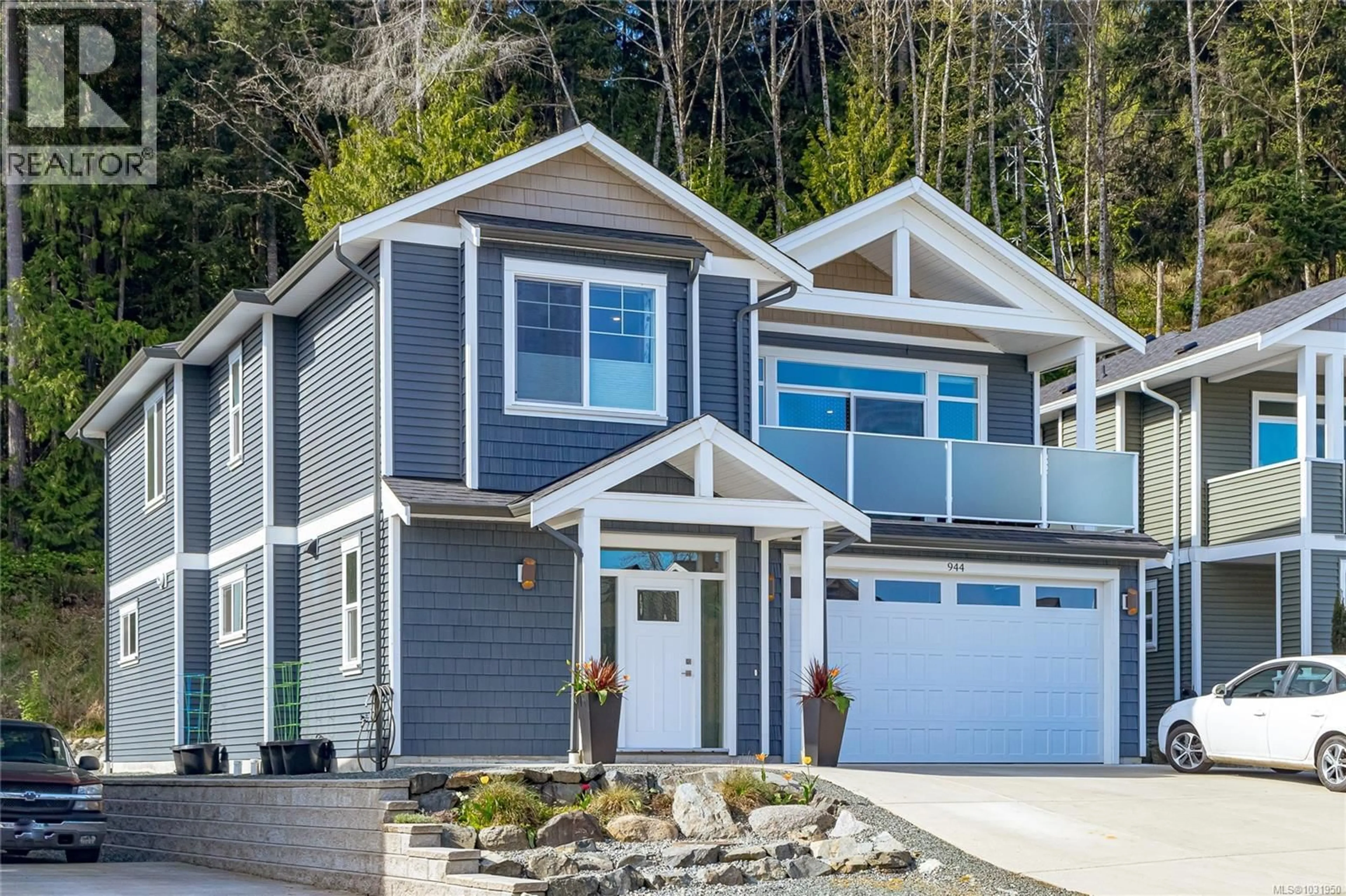 Home with vinyl exterior material, street for 944 CRAIG ROAD, Ladysmith British Columbia V9G2C4