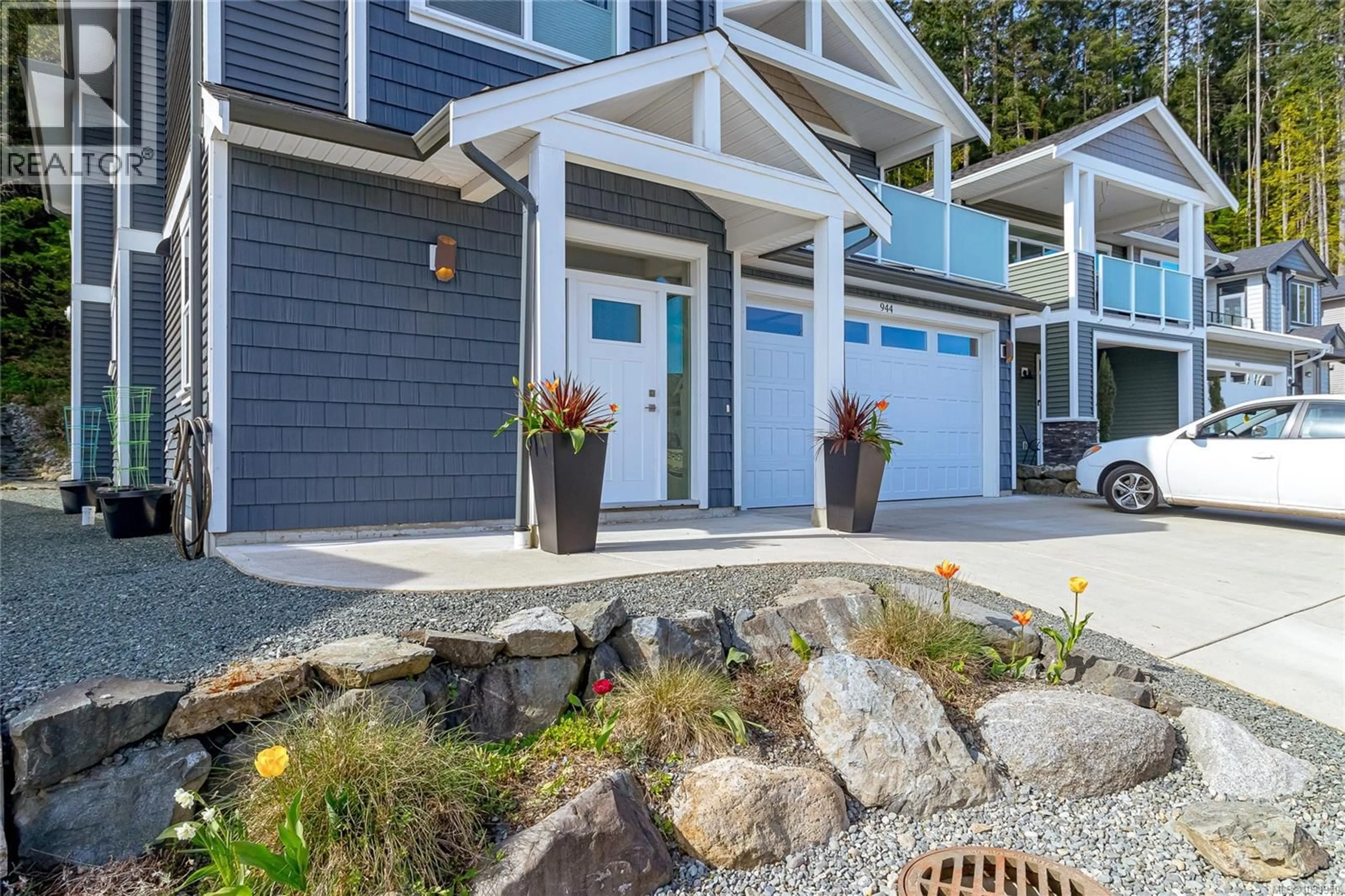 Home with vinyl exterior material, street for 944 CRAIG ROAD, Ladysmith British Columbia V9G2C4