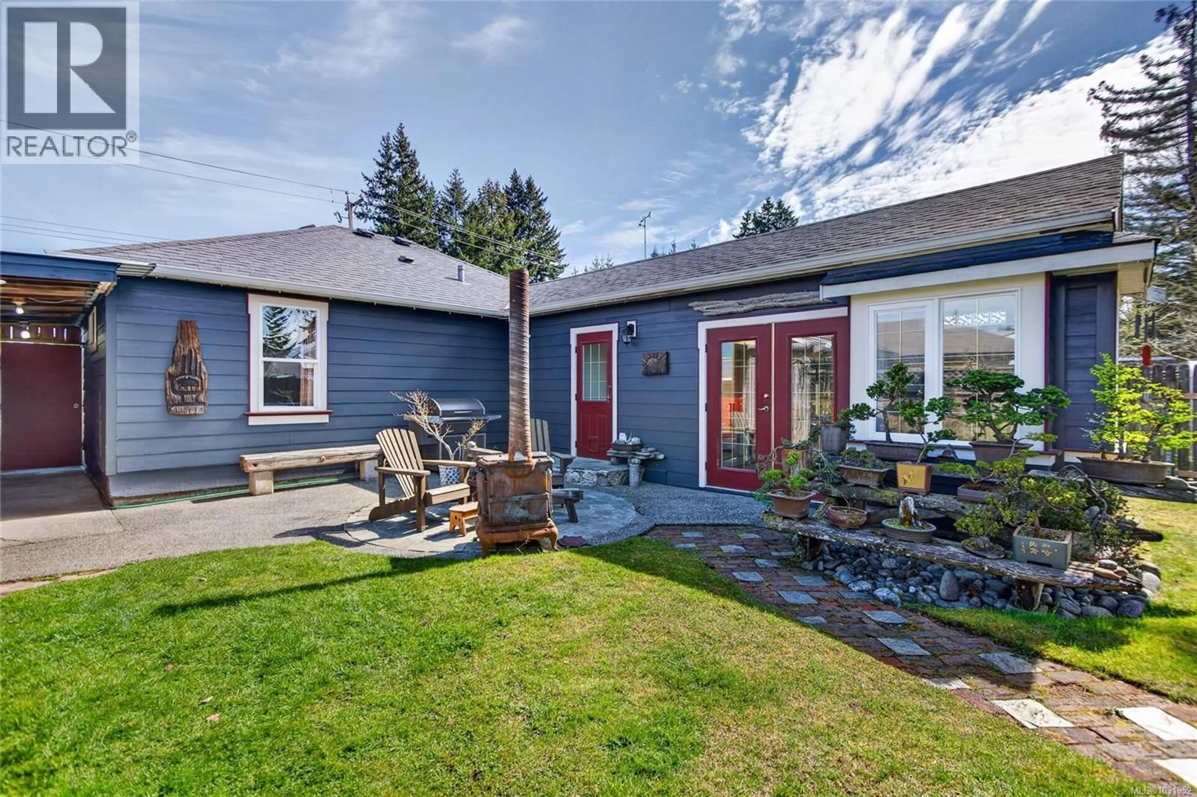 Home with vinyl exterior material, street for 1195 URQUHART AVENUE, Courtenay British Columbia V9N3K6