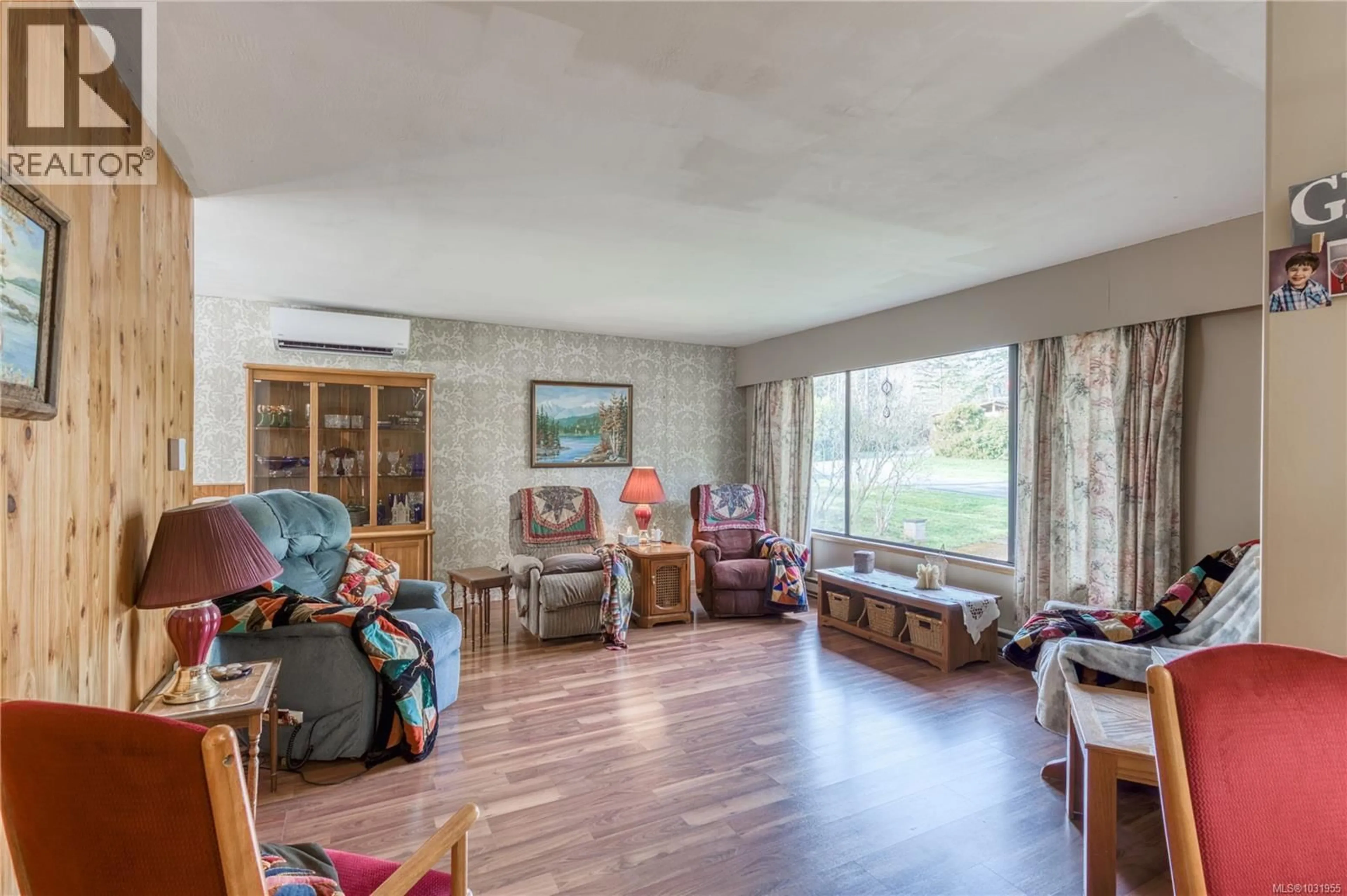 Living room with furniture, wood/laminate floor for 1646 JANES ROAD, Nanaimo British Columbia V9X1P3