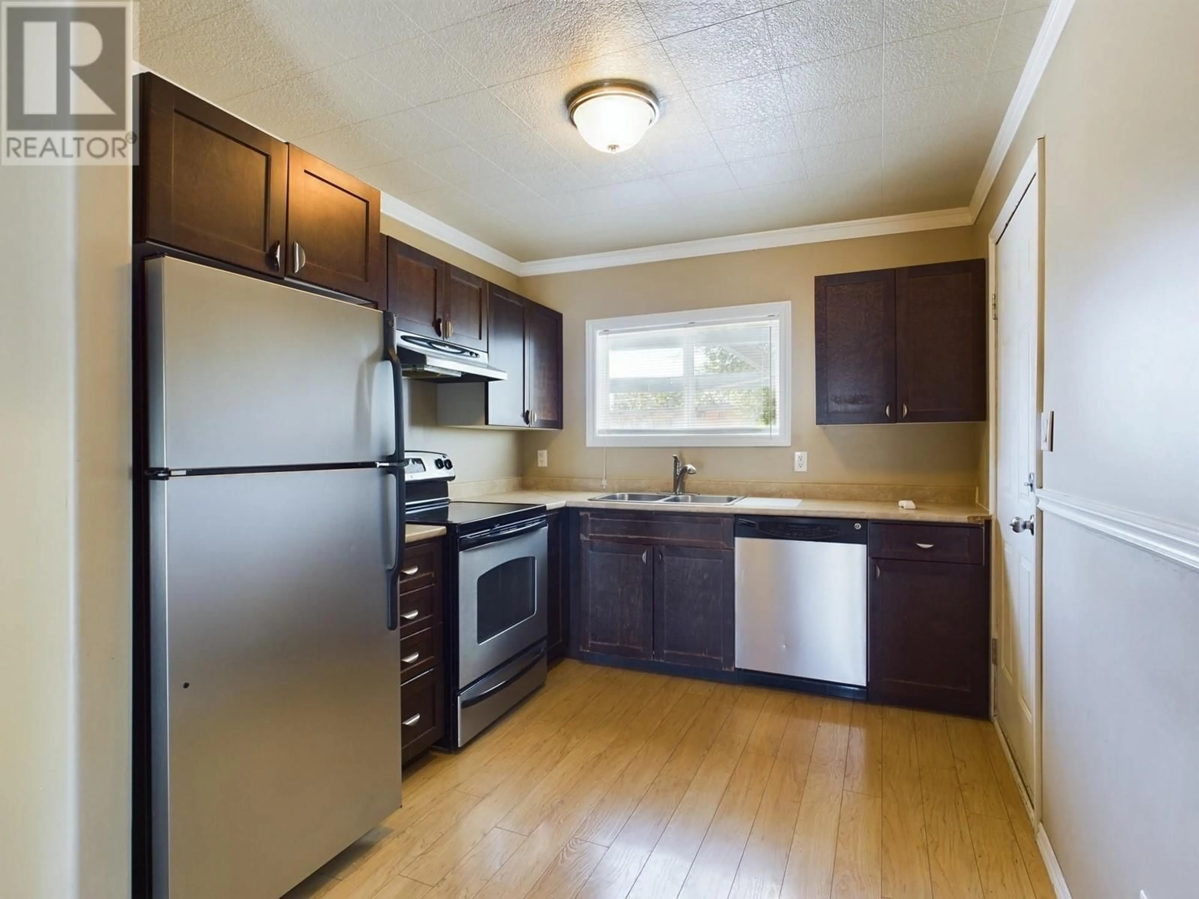 Standard kitchen for 6215 Maple Drive, Osoyoos British Columbia V0H1V3