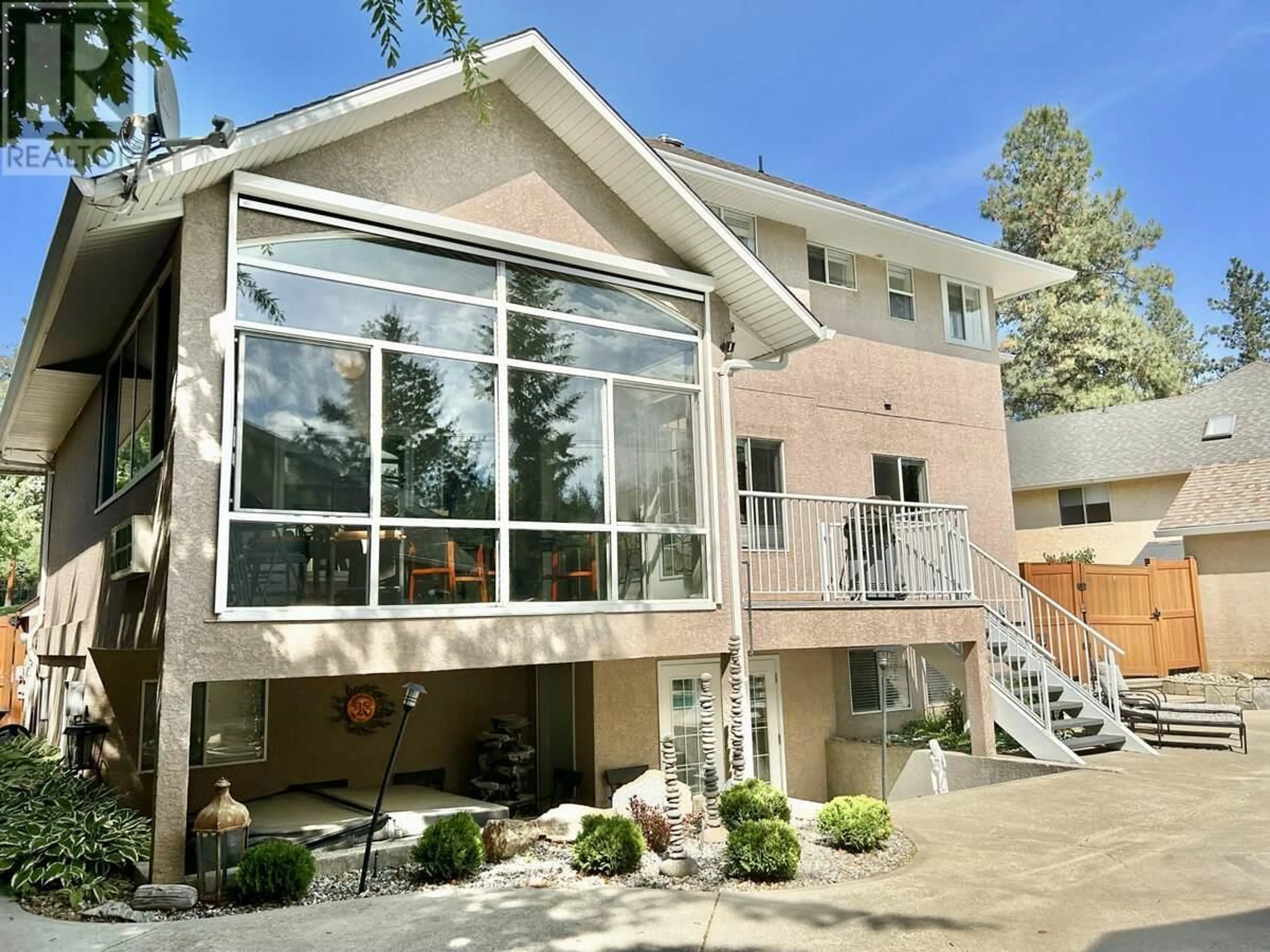 Home with vinyl exterior material, mountain view for 3911 LAKEVALE PLACE, Kelowna British Columbia V1W3Z5