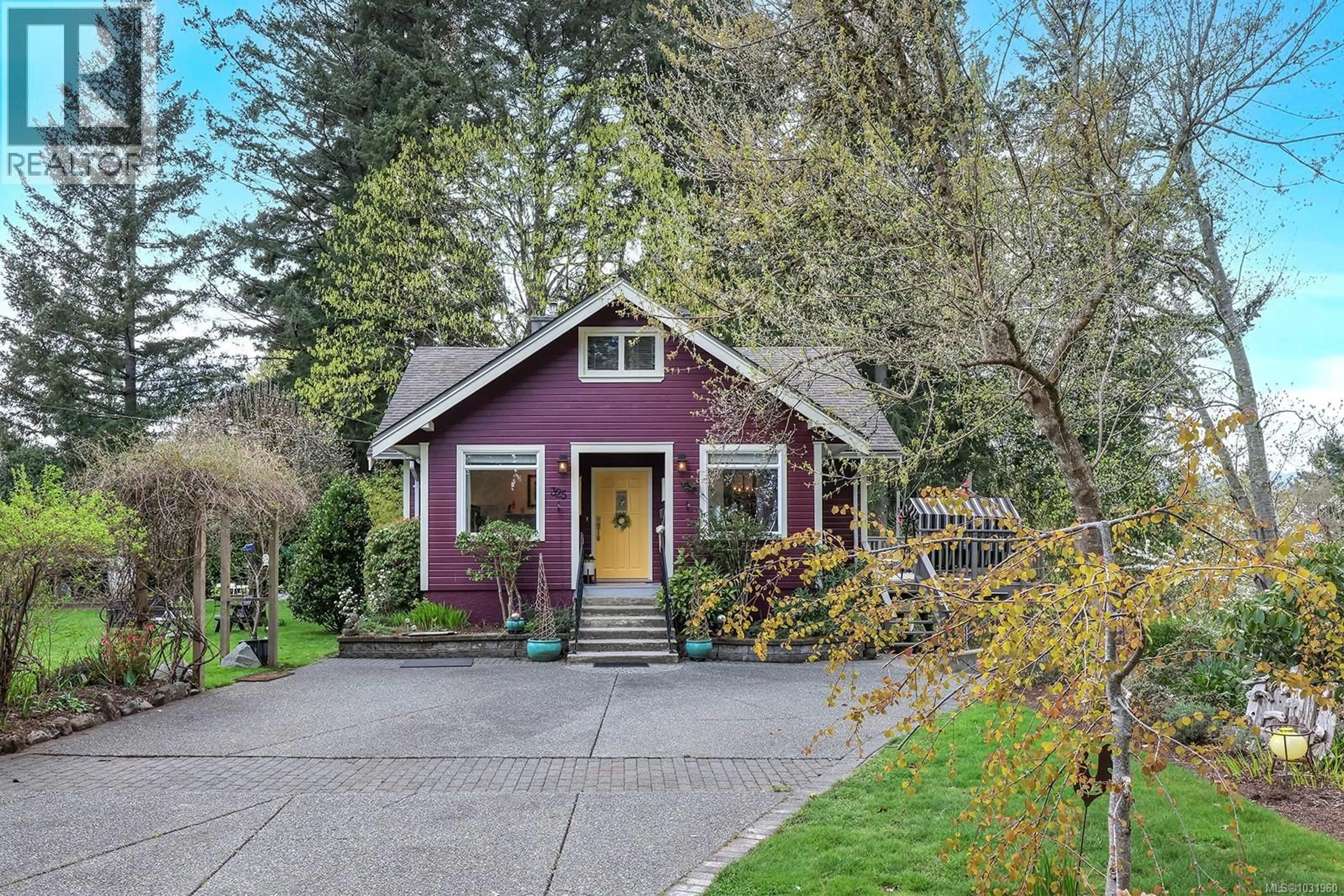 Home with vinyl exterior material, street for 325 HARMSTON AVENUE, Courtenay British Columbia V9N2X1