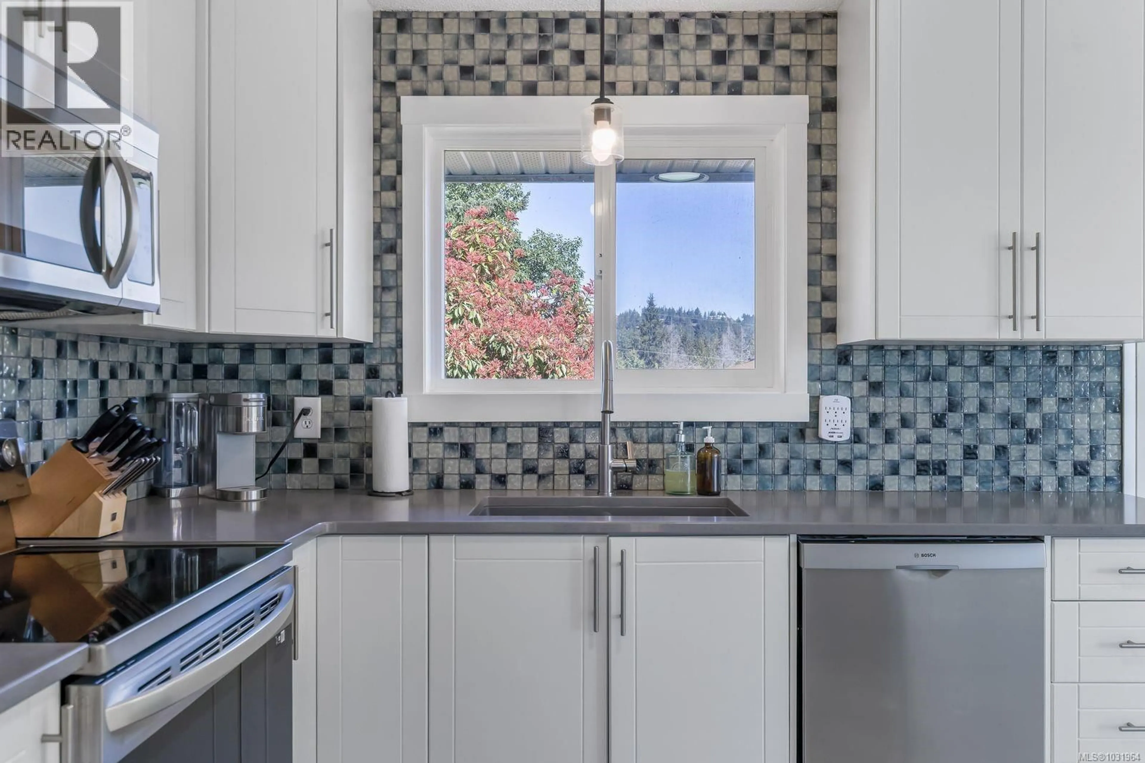 Contemporary kitchen, ceramic/tile floor for 309 PUTTER PLACE, Nanaimo British Columbia V9T1V2