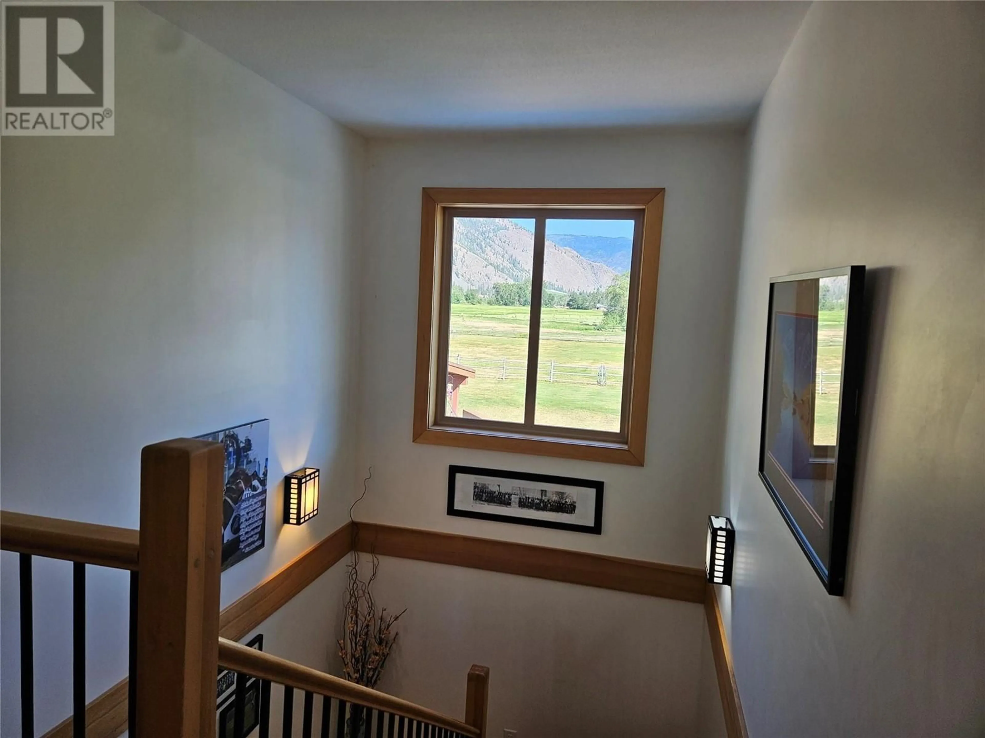 Indoor foyer for 213 BEECROFT RIVER ROAD, Cawston British Columbia V0X1C1