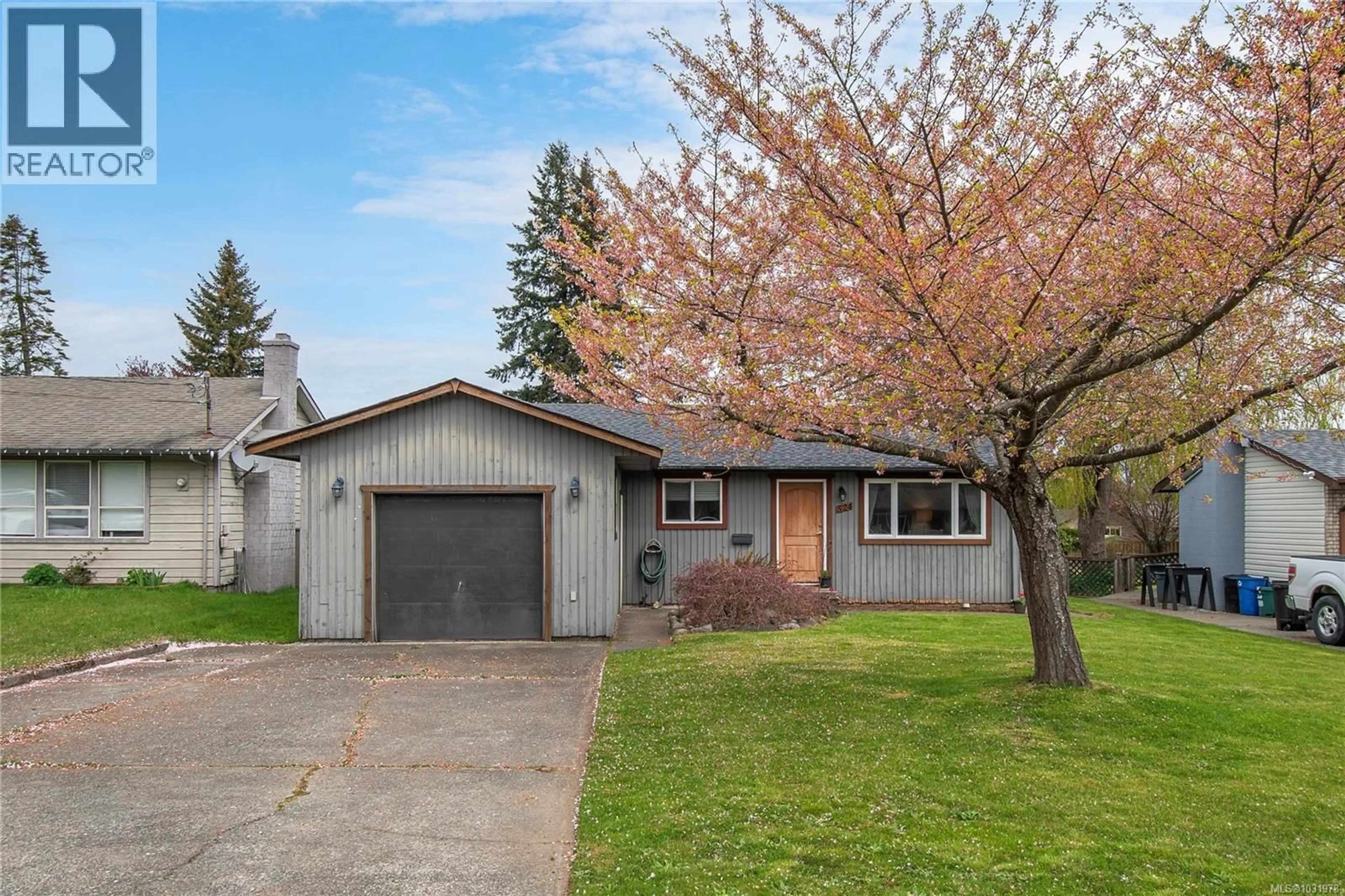 Home with vinyl exterior material, street for 524 GRAYSON ROAD, Campbell River British Columbia V9W6K4