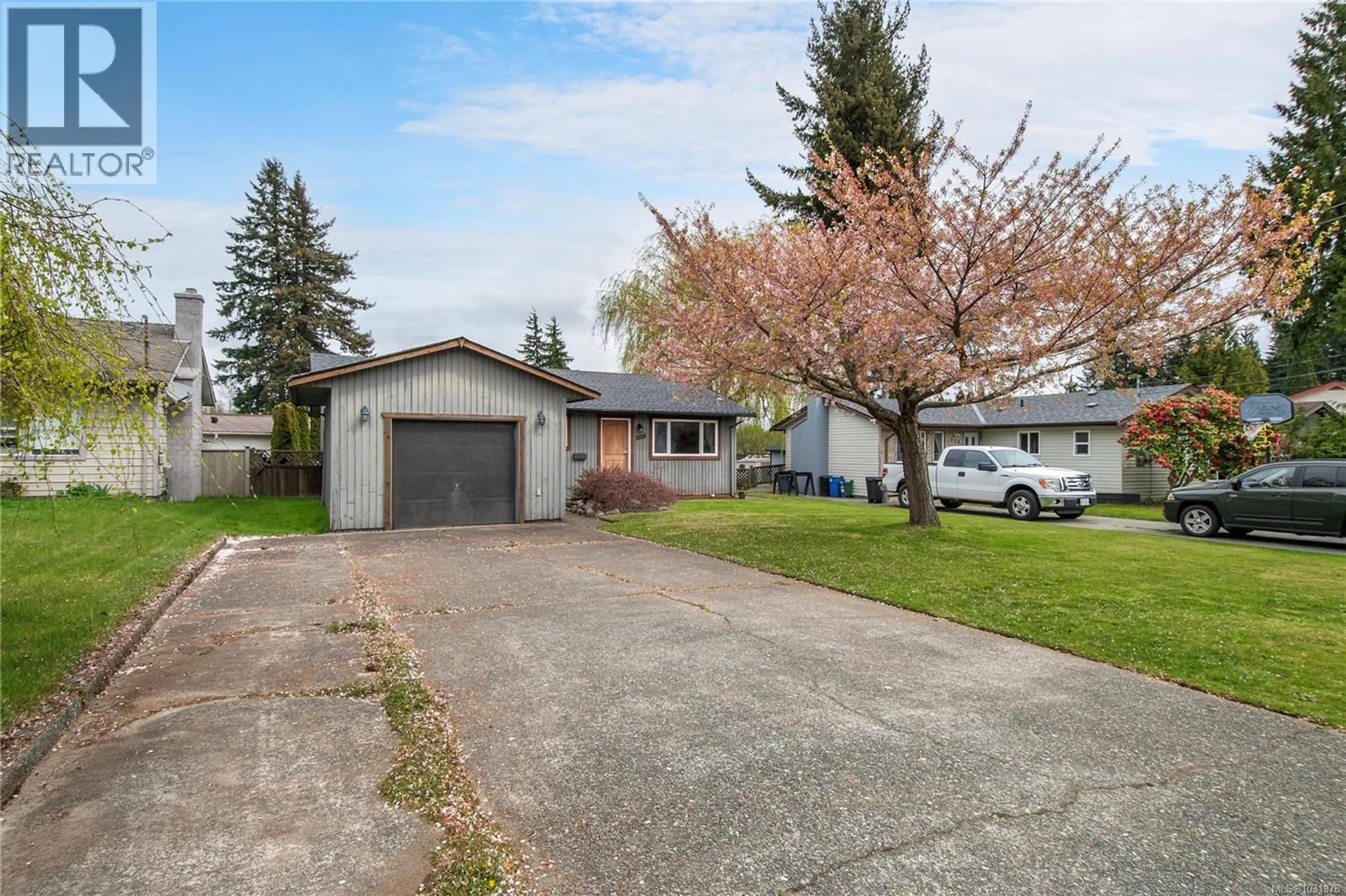 A pic from outside/outdoor area/front of a property/back of a property/a pic from drone, street for 524 GRAYSON ROAD, Campbell River British Columbia V9W6K4