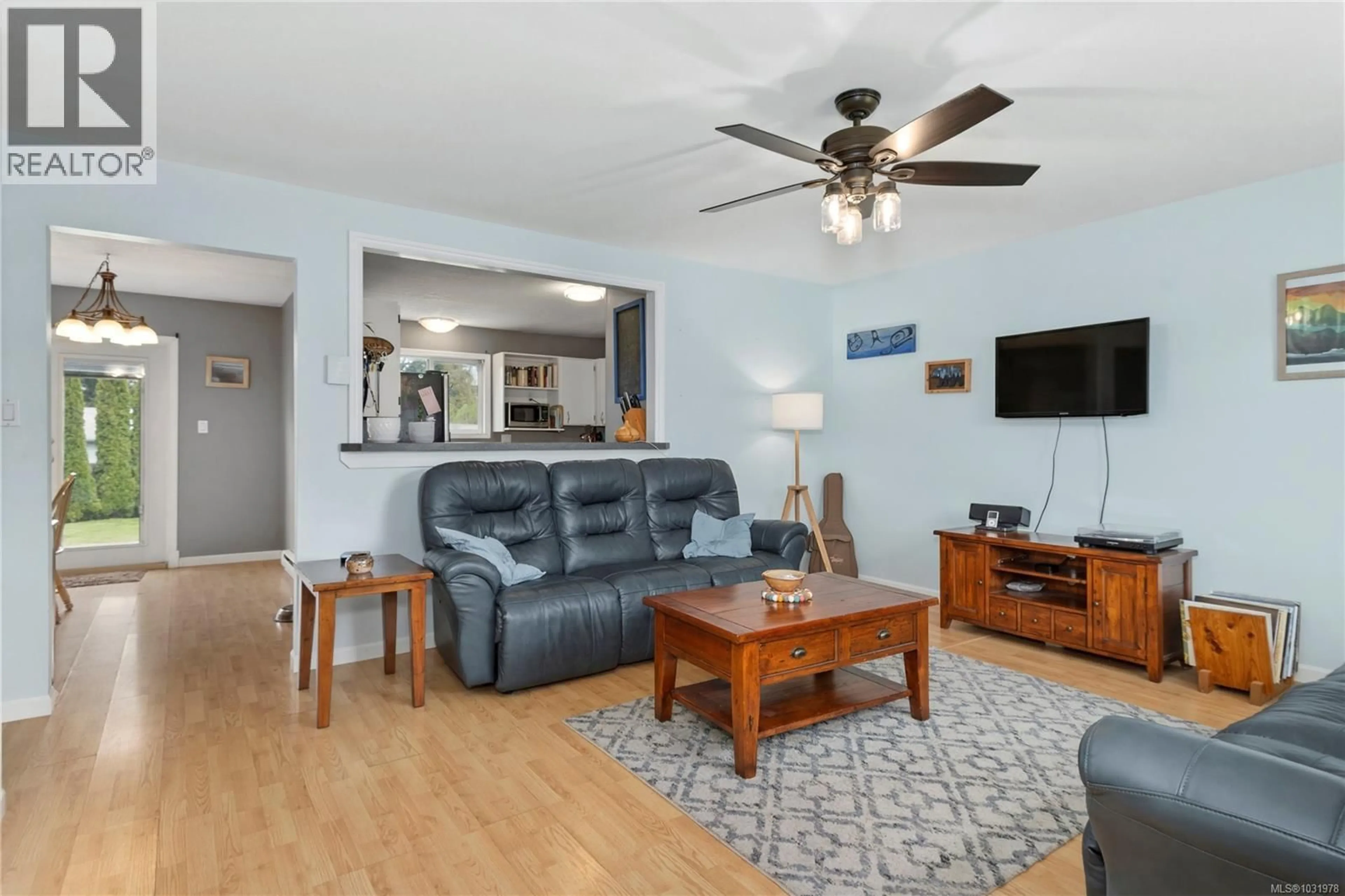 Living room with furniture, wood/laminate floor for 524 GRAYSON ROAD, Campbell River British Columbia V9W6K4