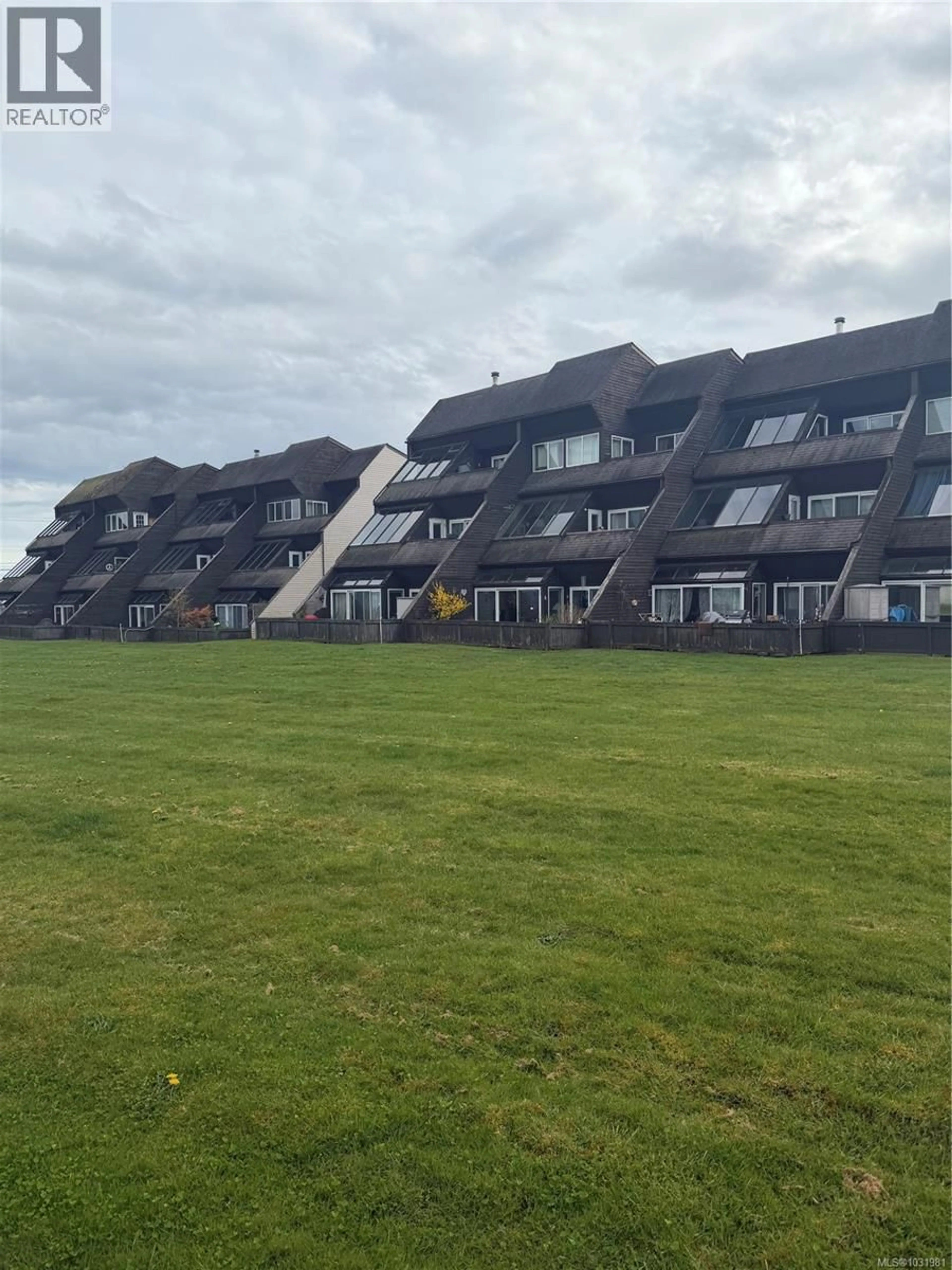 A pic from outside/outdoor area/front of a property/back of a property/a pic from drone, building for 203 - 2740 ISLAND HIGHWAY SOUTH, Campbell River British Columbia V9W1C7