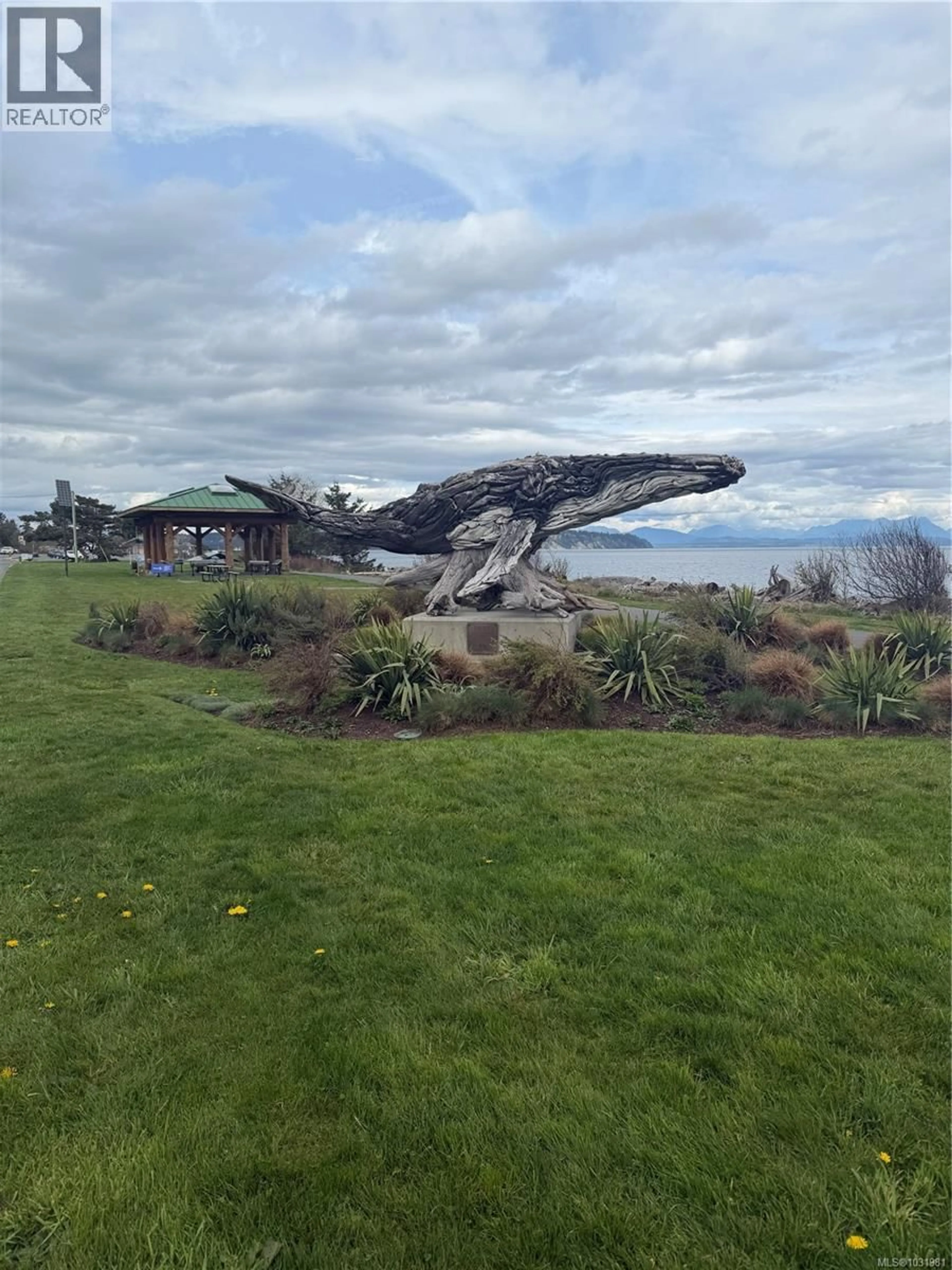A pic from outside/outdoor area/front of a property/back of a property/a pic from drone, mountain view for 203 - 2740 ISLAND HIGHWAY SOUTH, Campbell River British Columbia V9W1C7