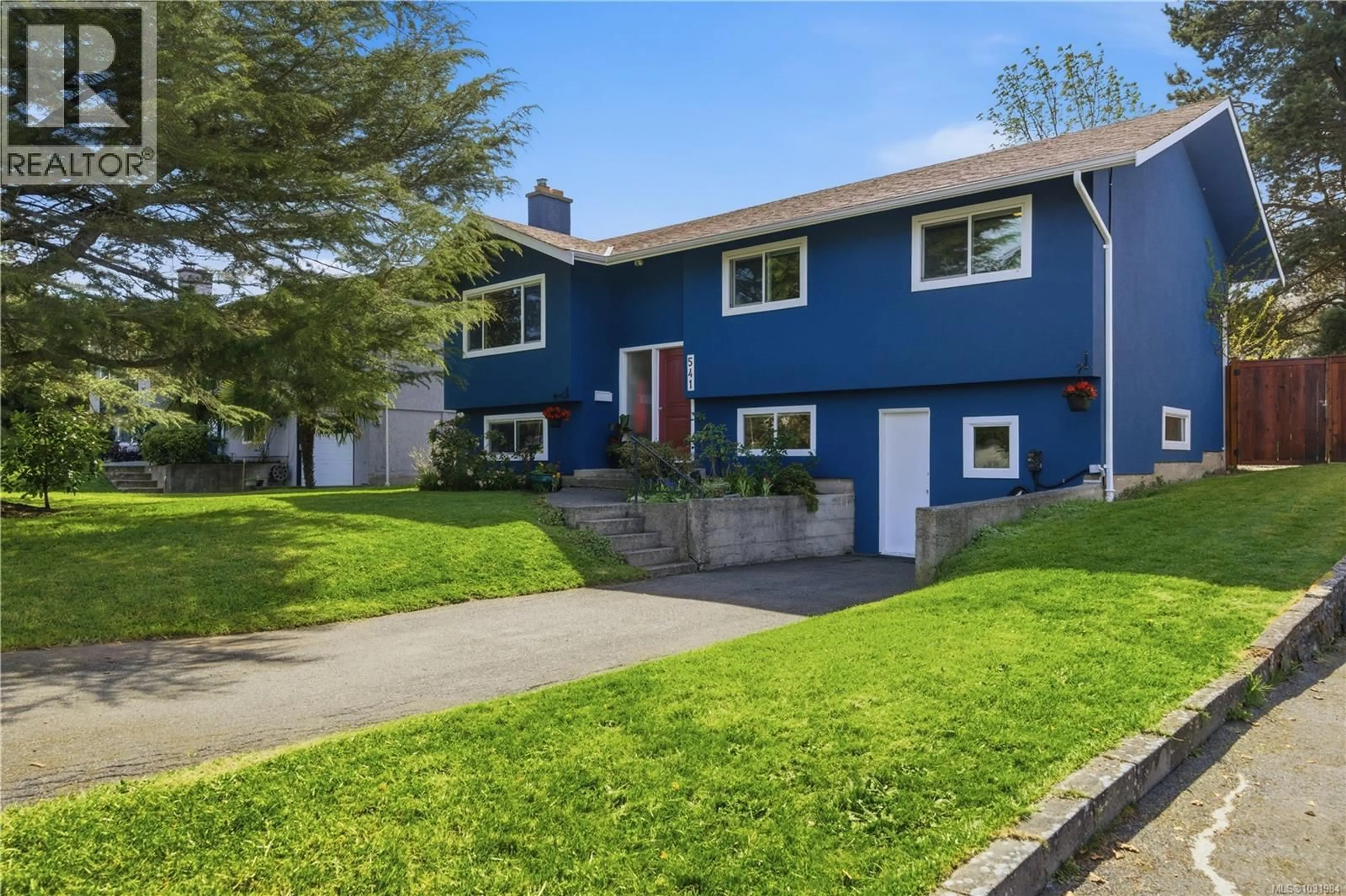 Home with vinyl exterior material, street for 541 WARREN AVENUE, Saanich British Columbia V8Z2J6