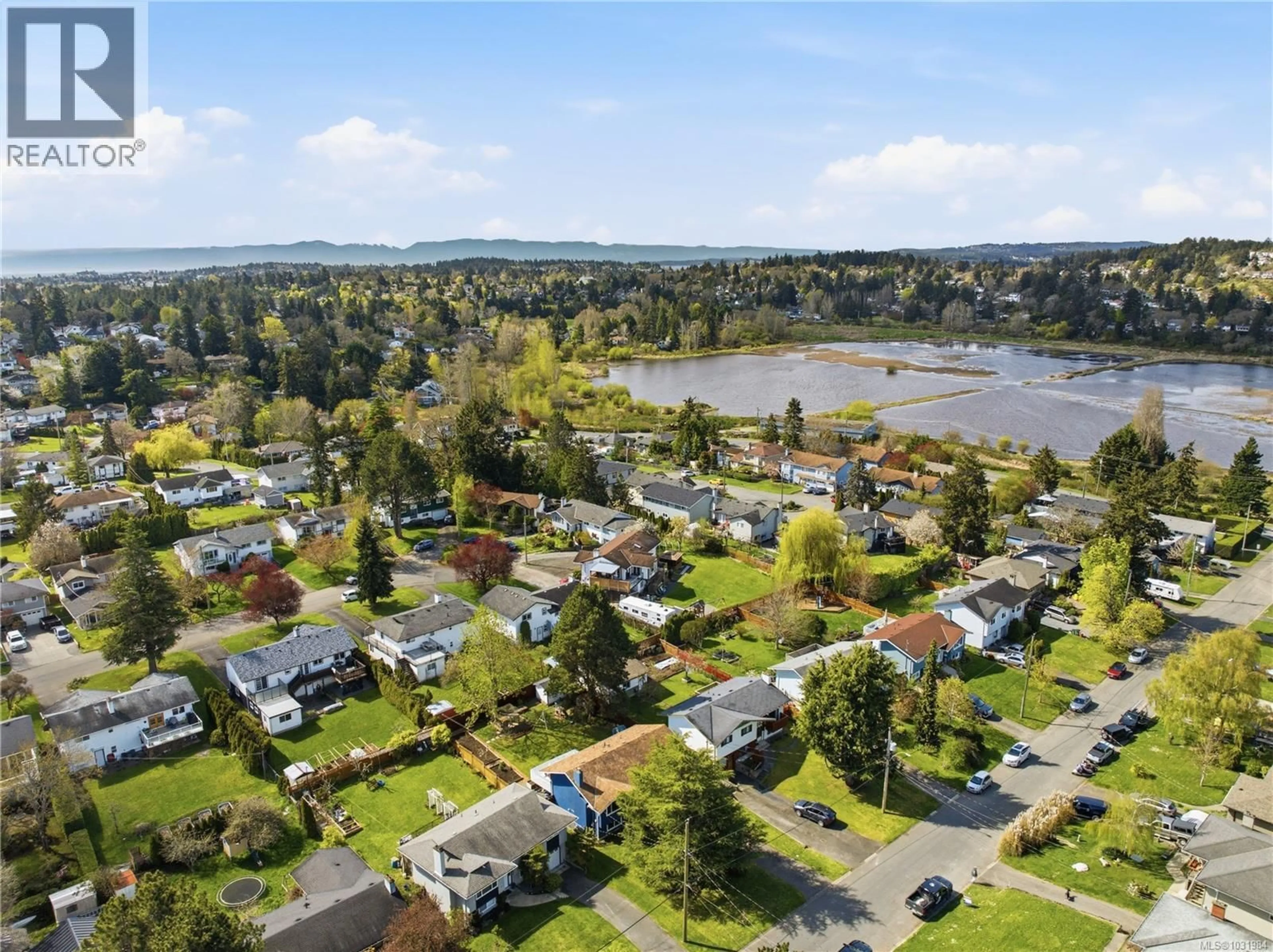 A pic from outside/outdoor area/front of a property/back of a property/a pic from drone, water/lake/river/ocean view for 541 WARREN AVENUE, Saanich British Columbia V8Z2J6