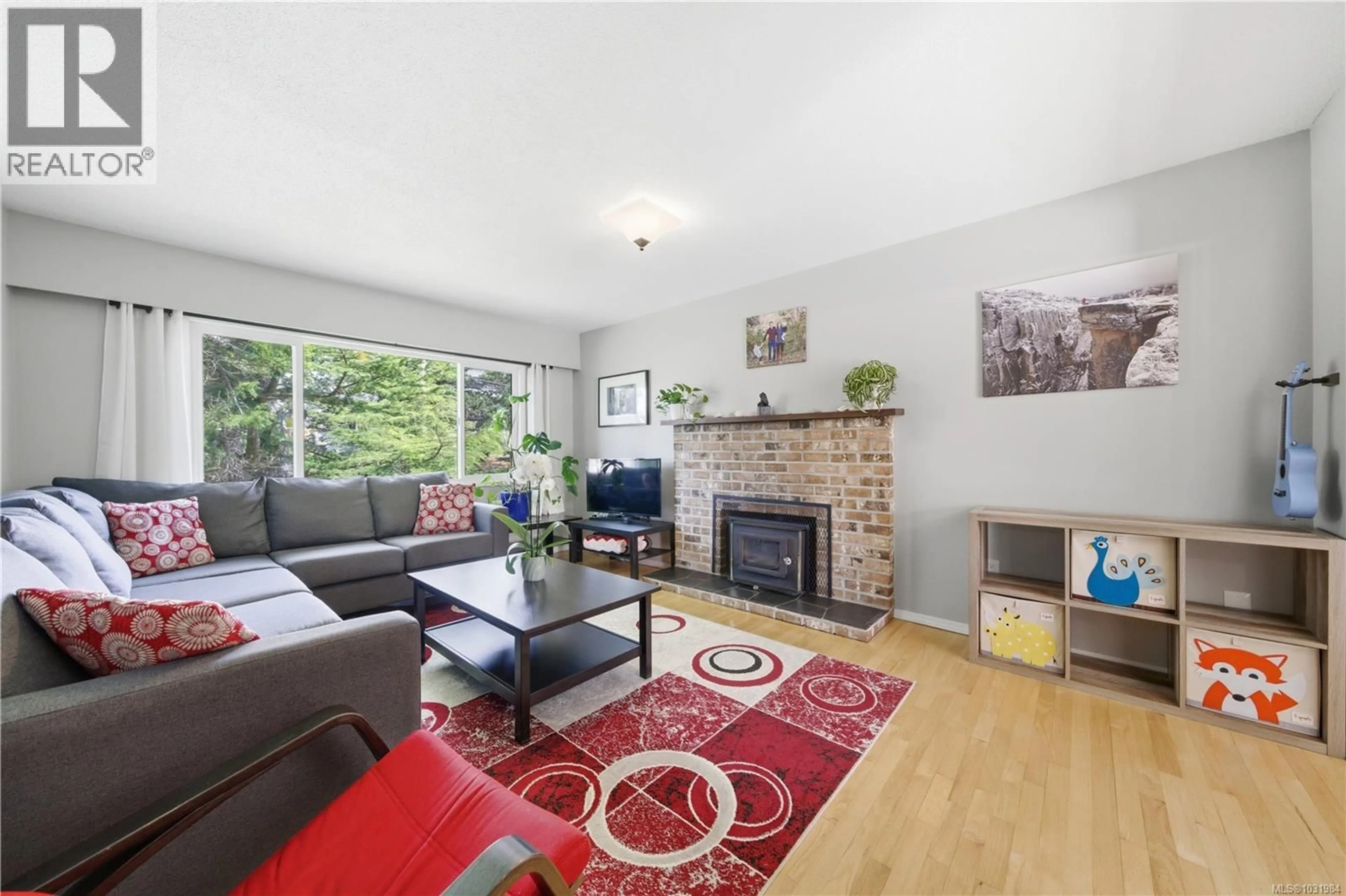 Living room with furniture, unknown for 541 WARREN AVENUE, Saanich British Columbia V8Z2J6