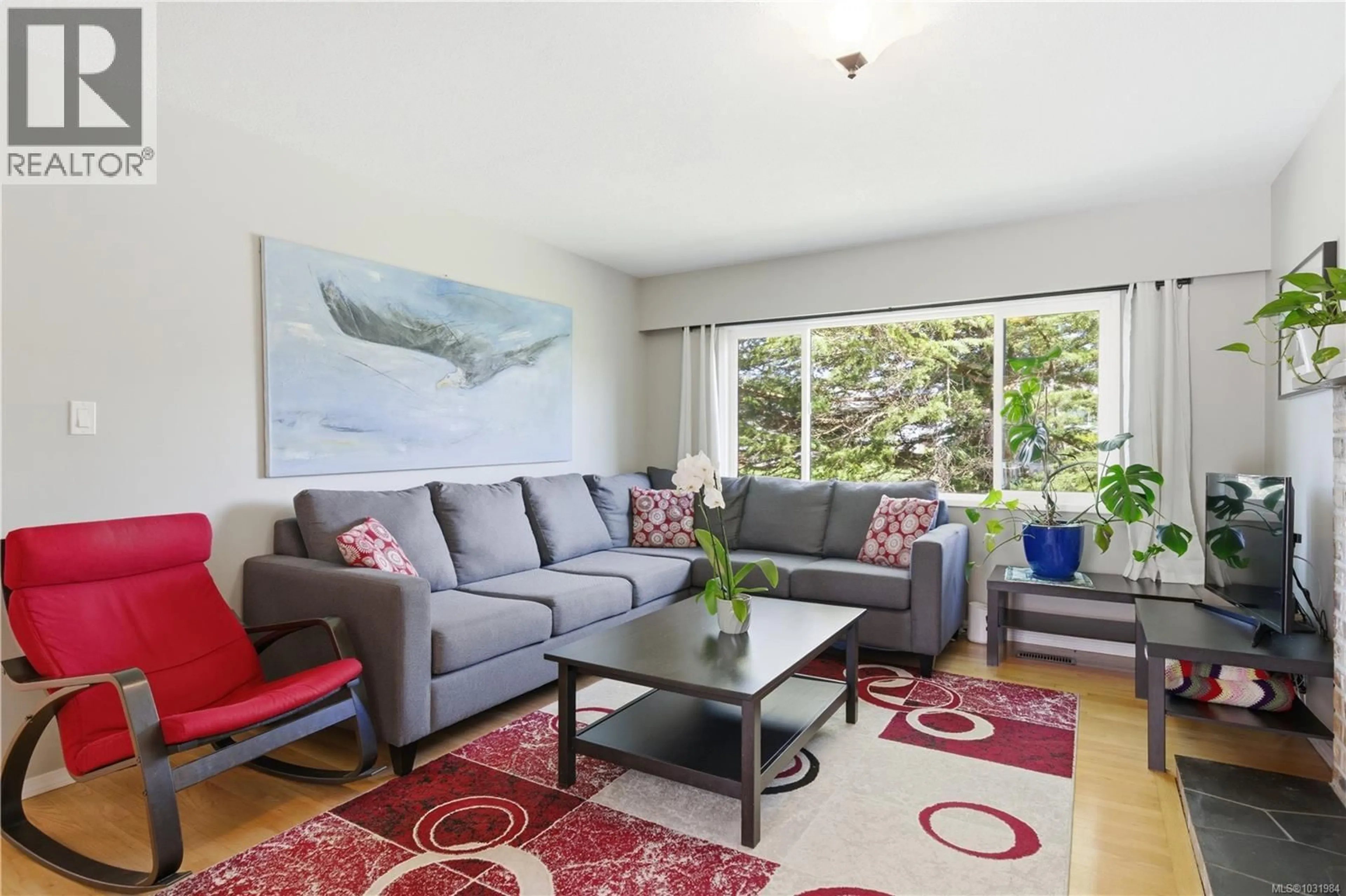 Living room with furniture, unknown for 541 WARREN AVENUE, Saanich British Columbia V8Z2J6