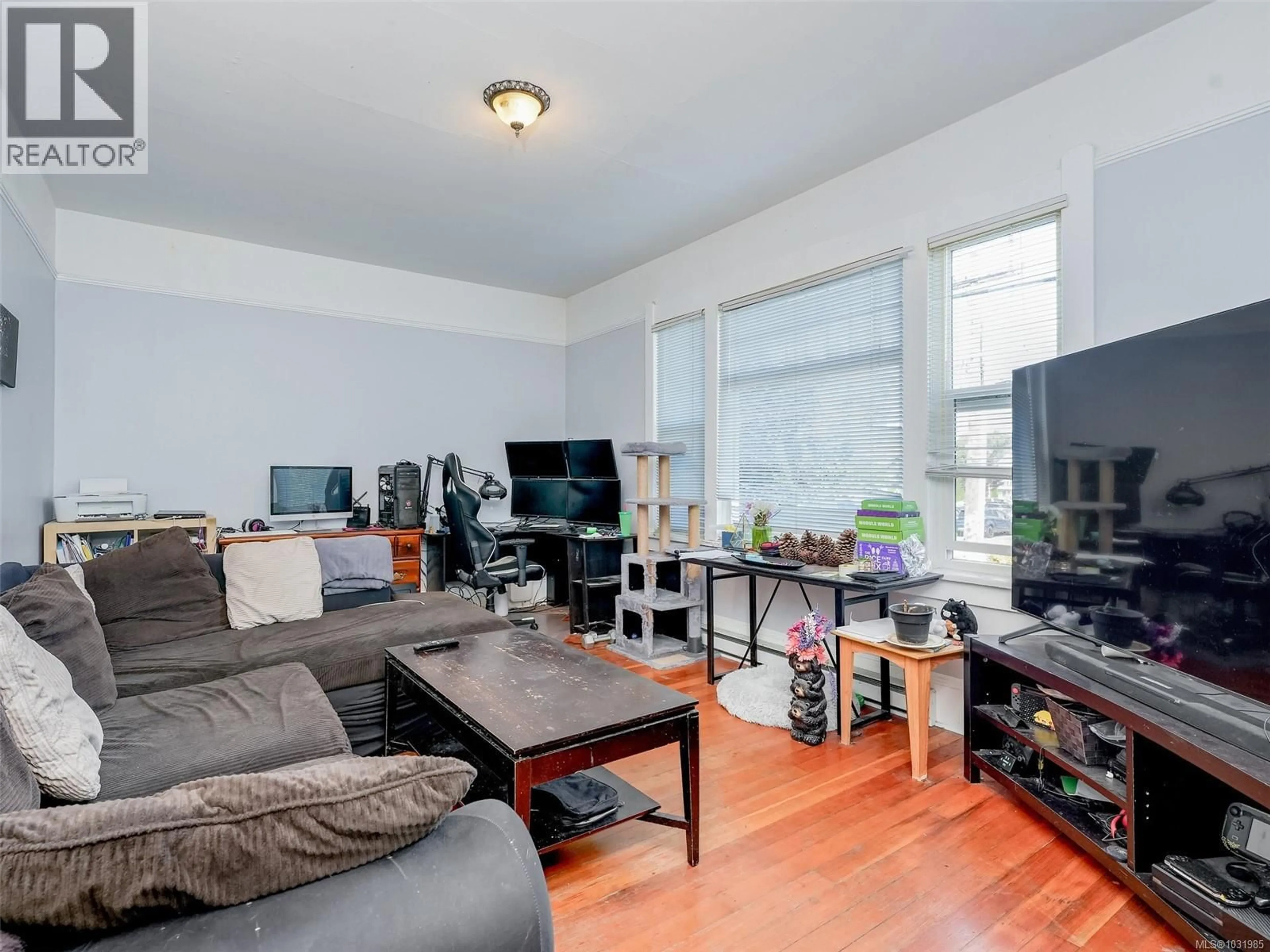 Living room with furniture, unknown for 951 CALEDONIA AVENUE, Victoria British Columbia V8T1E7