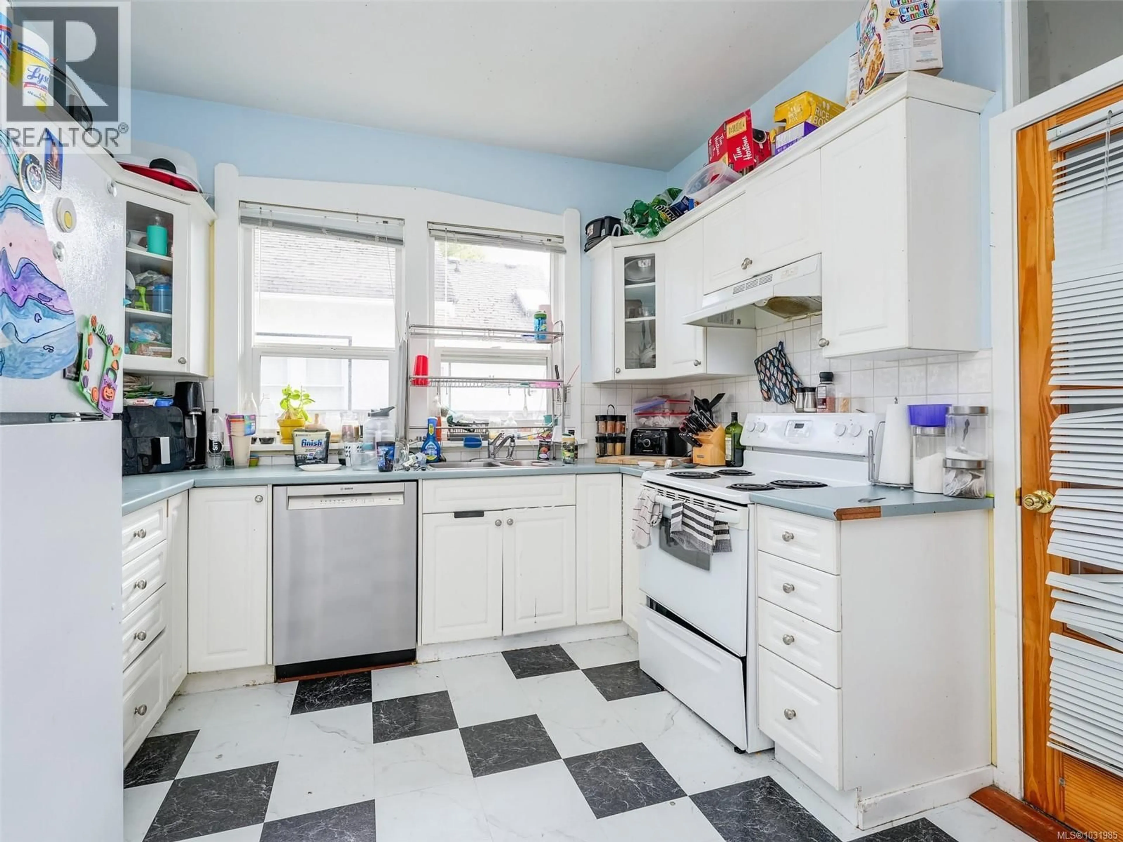 Standard kitchen, ceramic/tile floor for 951 CALEDONIA AVENUE, Victoria British Columbia V8T1E7