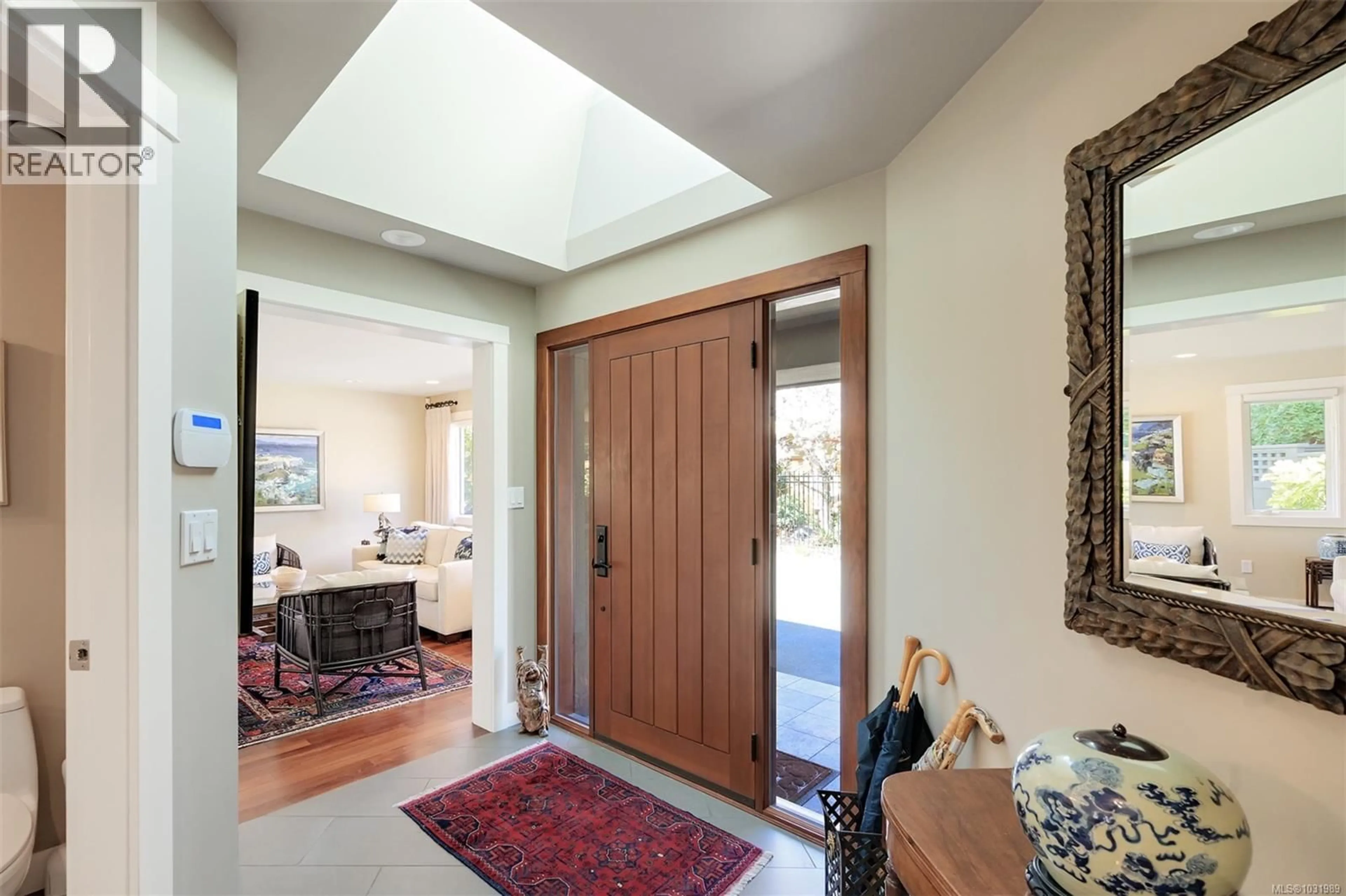 Indoor entryway for 1005 JOAN CRESCENT, Victoria British Columbia V8S3L3