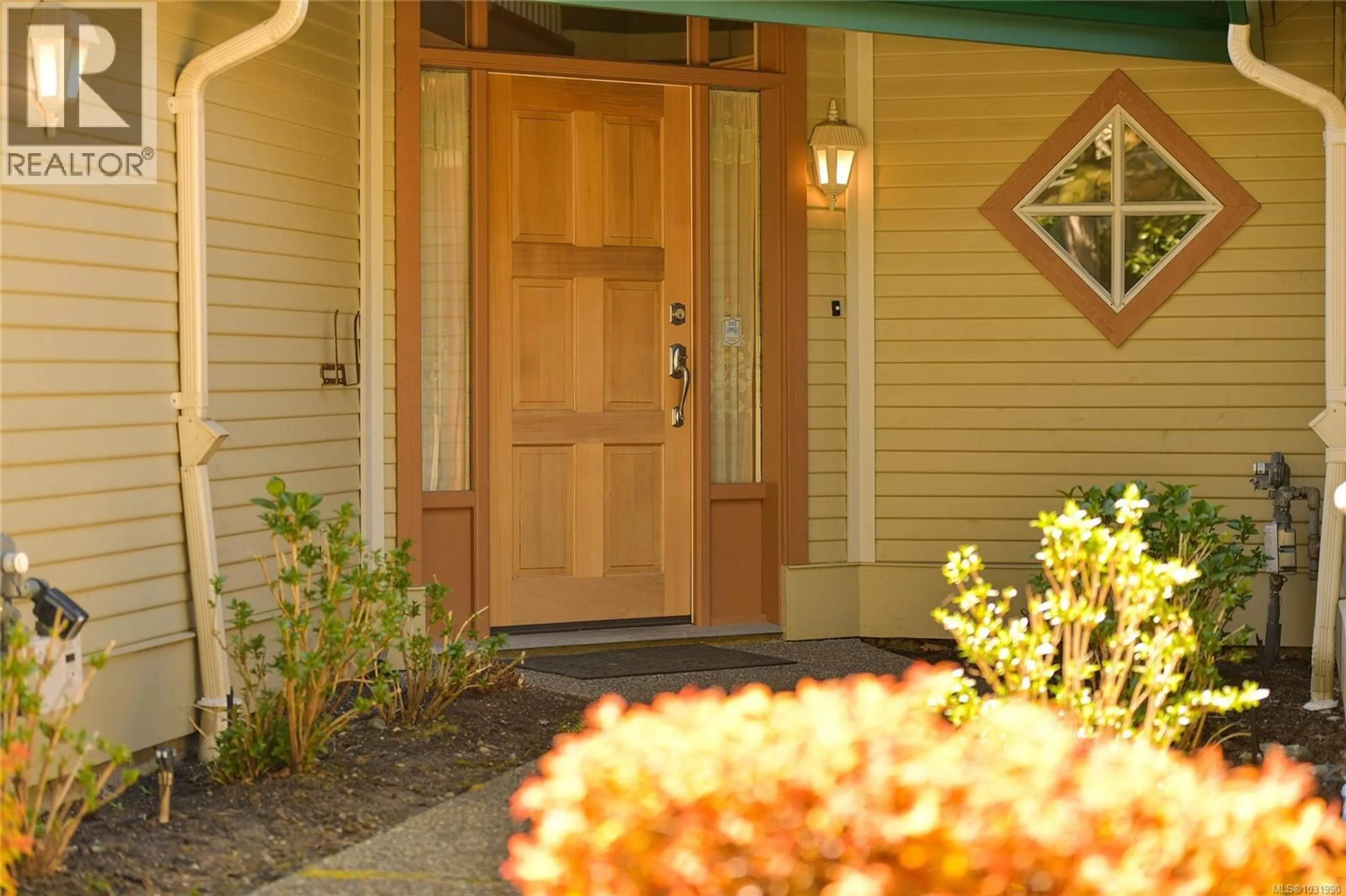 Indoor entryway for 13 - 520 MARSETT PLACE, Saanich British Columbia V8X7J1