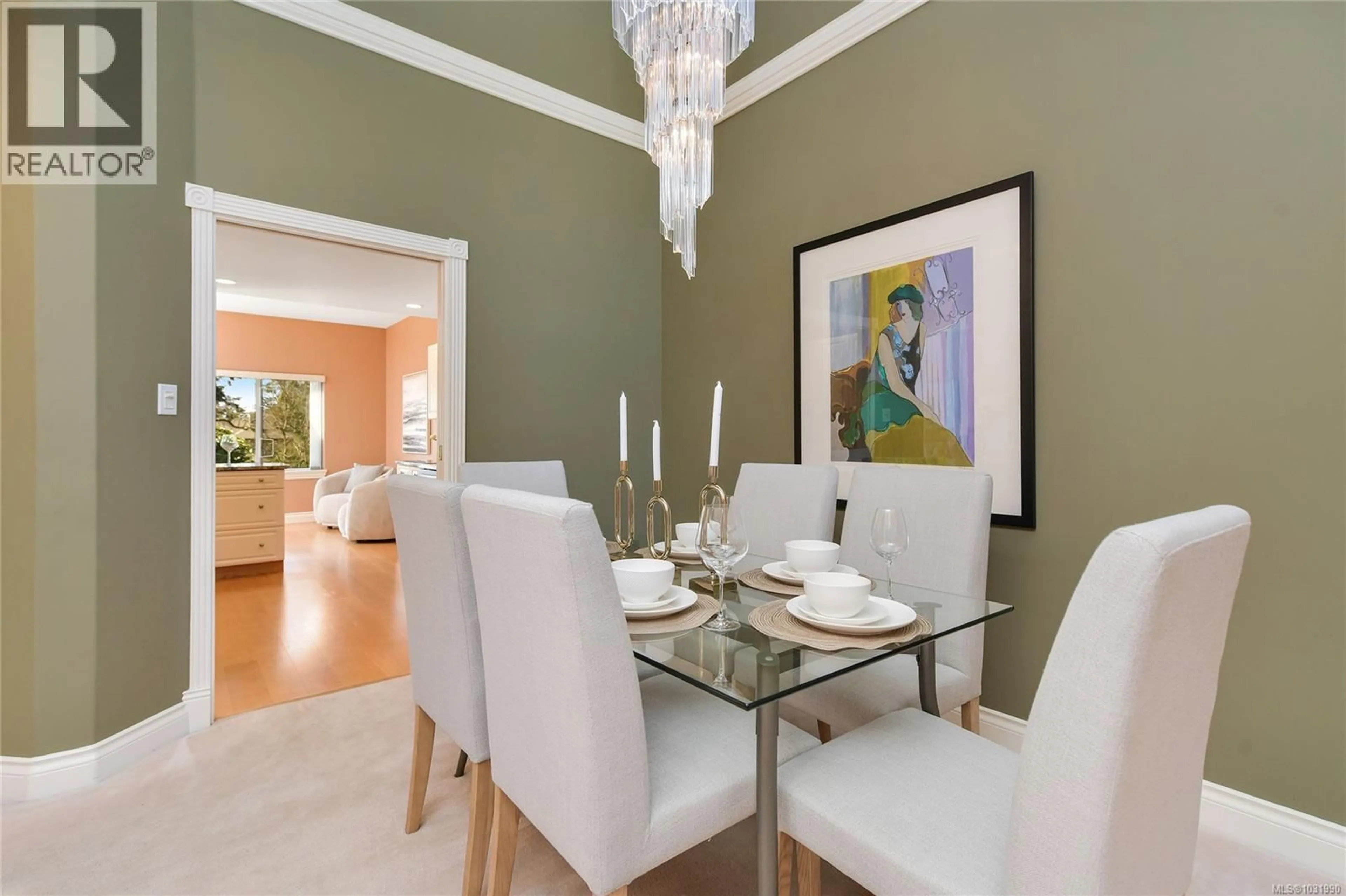 Dining room, wood/laminate floor for 13 - 520 MARSETT PLACE, Saanich British Columbia V8X7J1