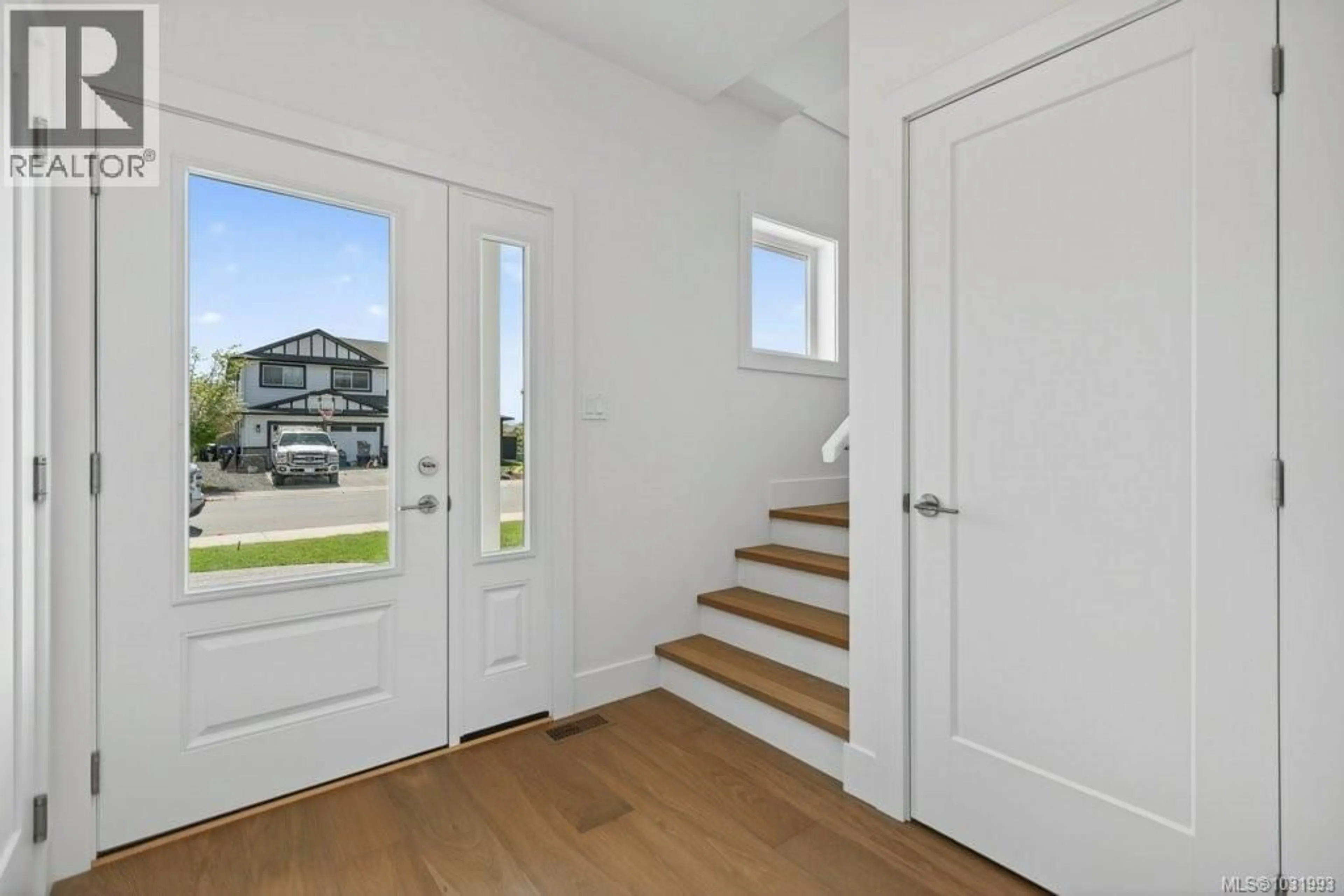 Indoor entryway for C - 875 GRUMMAN PLACE, Comox British Columbia V9M4H9