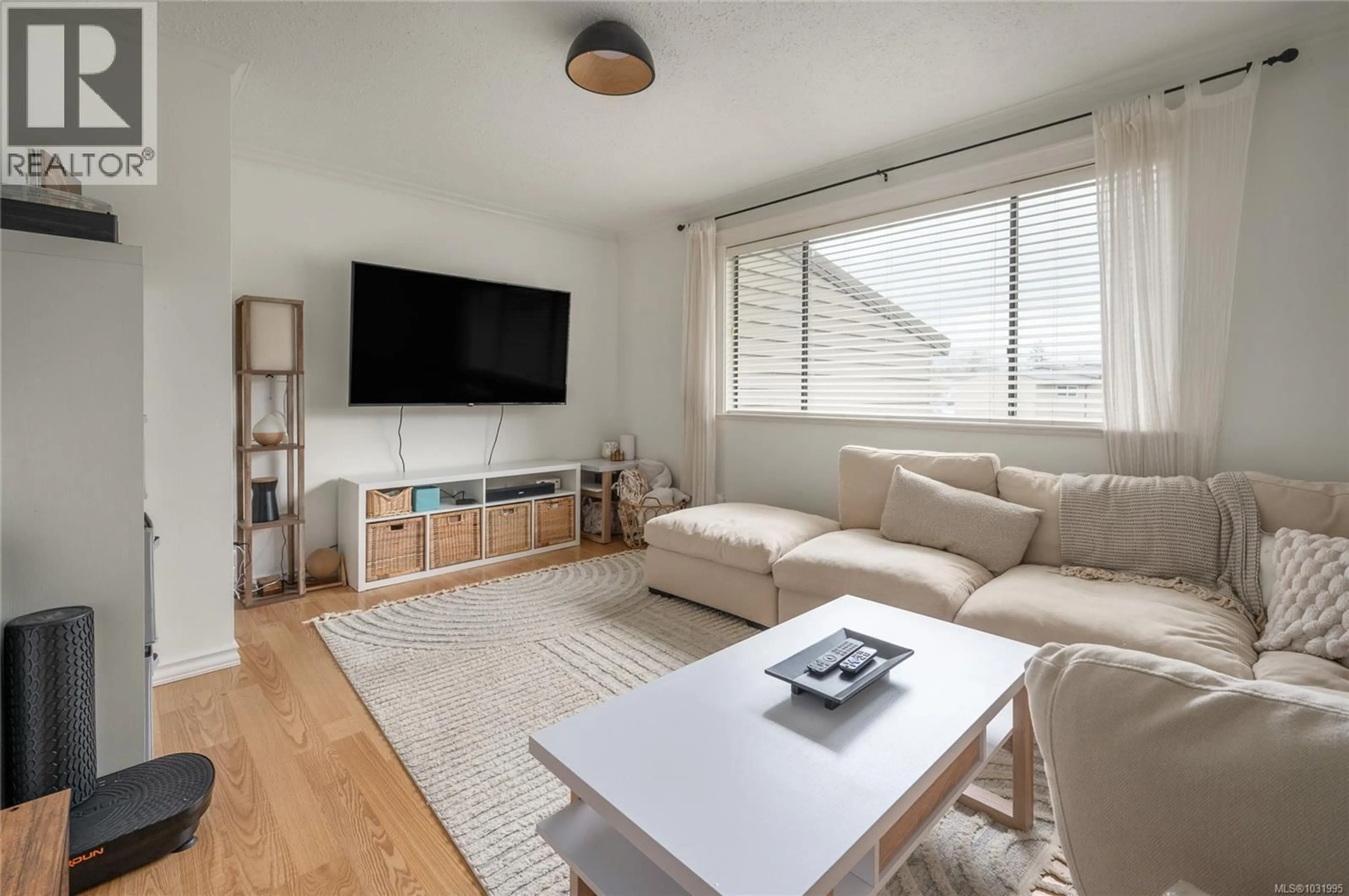 Living room with furniture, wood/laminate floor for 41 - 25 PRYDE AVENUE, Nanaimo British Columbia V9S1M9