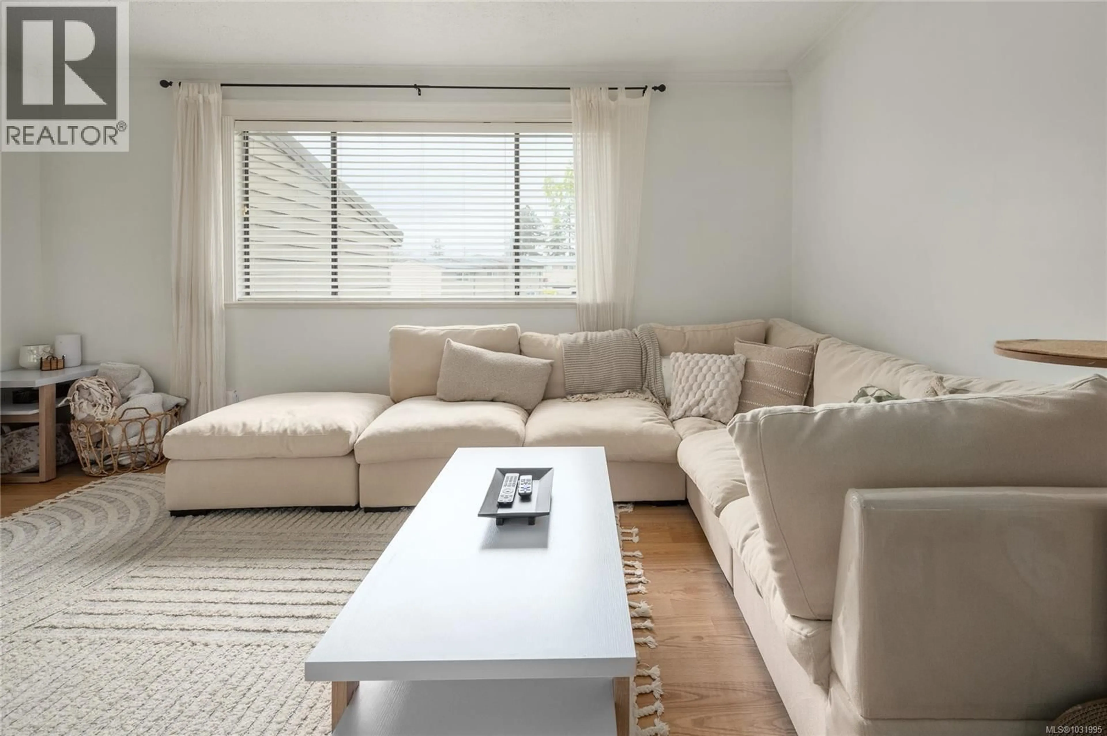 Living room with furniture, wood/laminate floor for 41 - 25 PRYDE AVENUE, Nanaimo British Columbia V9S1M9