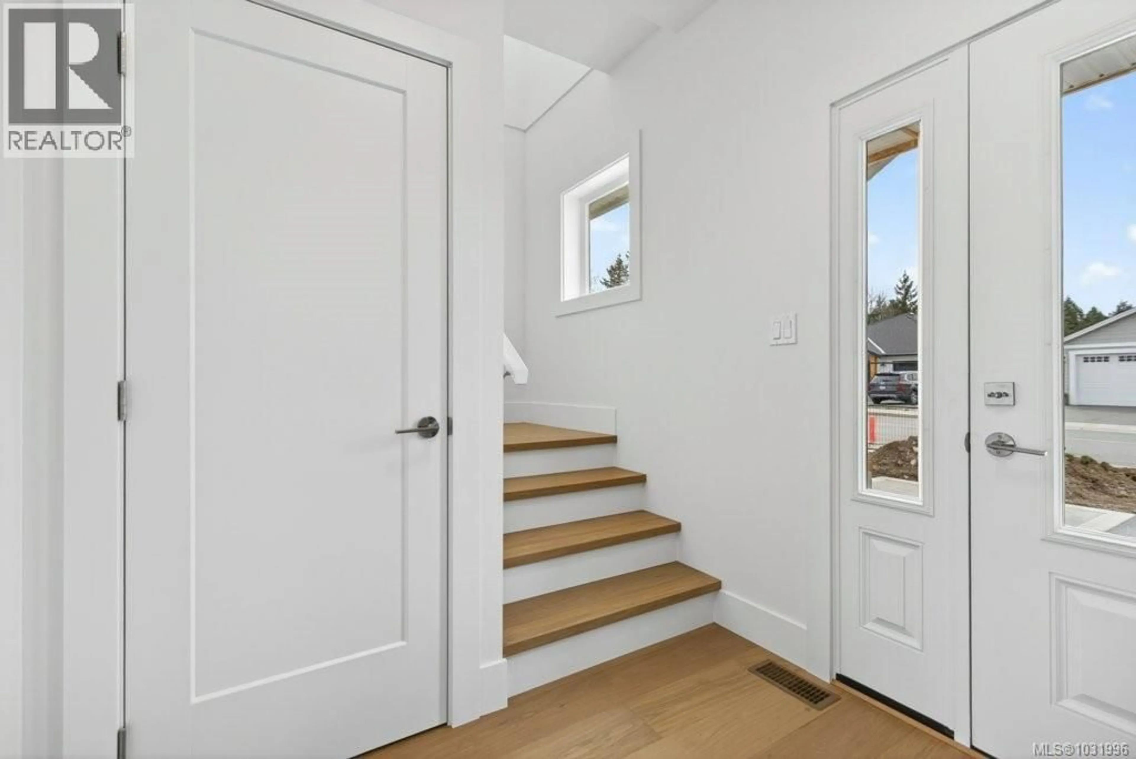 Indoor entryway for D - 875 GRUMMAN PLACE, Comox British Columbia V9M4H9