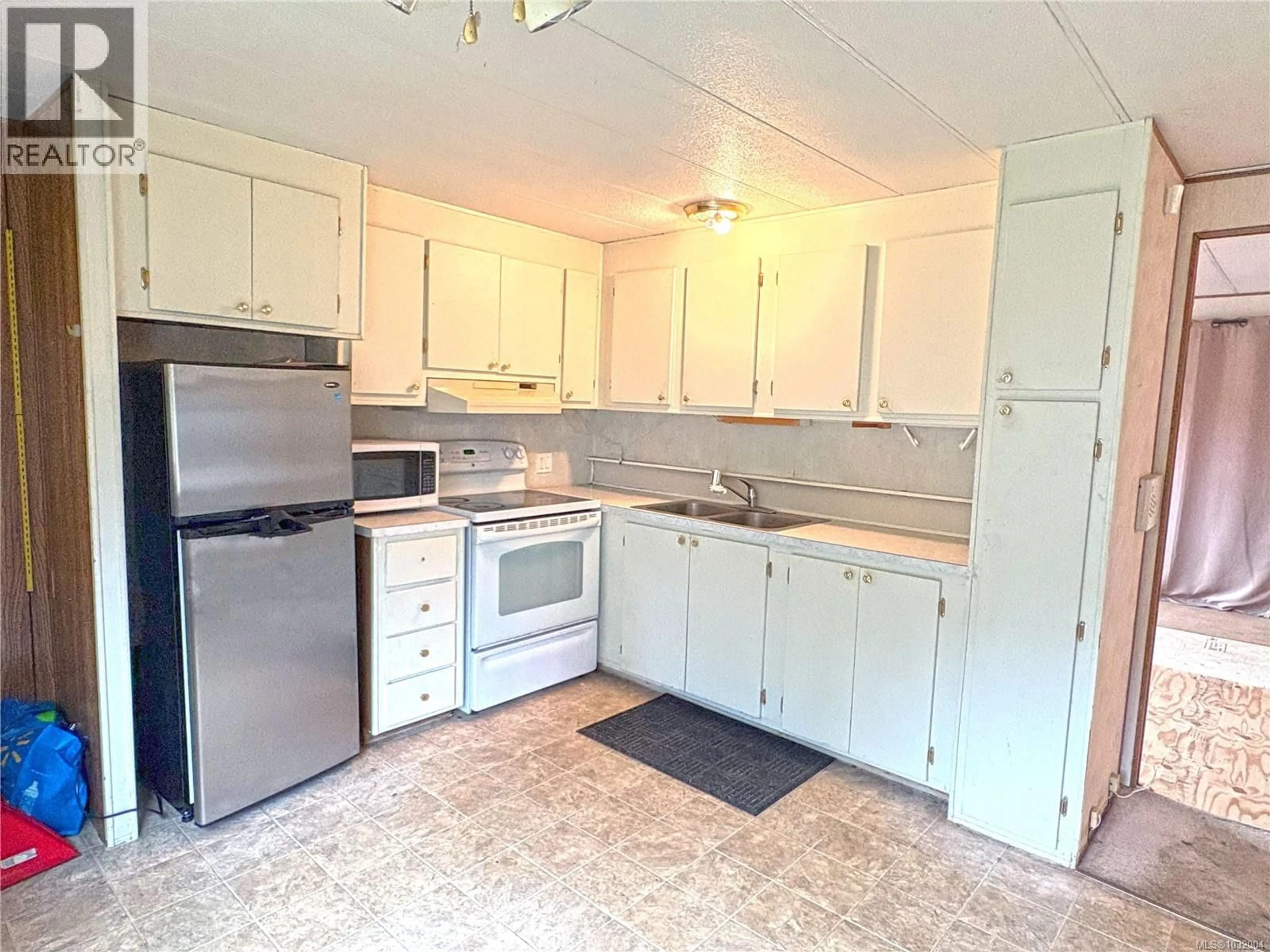 Standard kitchen, unknown for 44 - 61 12TH STREET, Nanaimo British Columbia V9R6L3