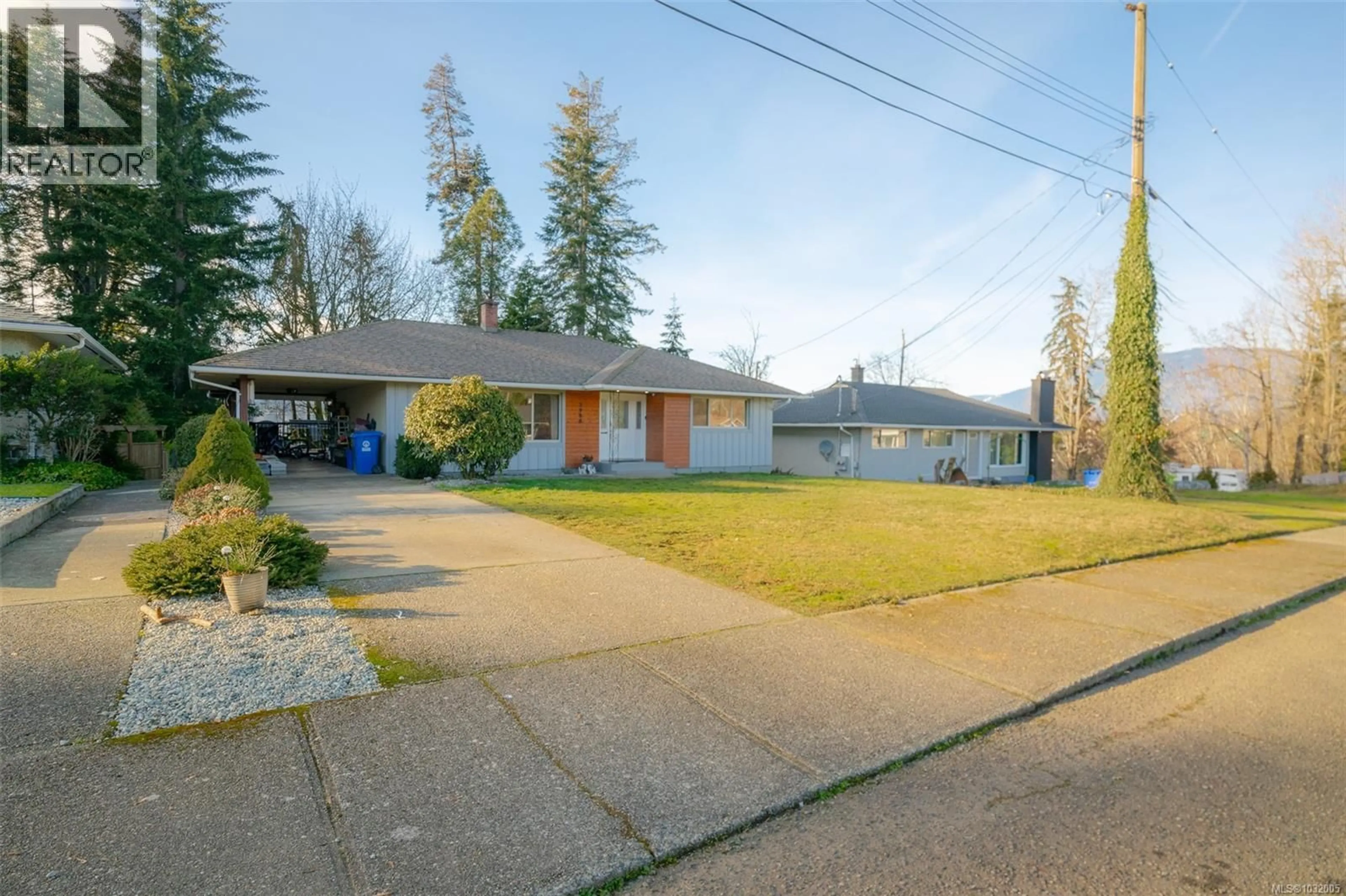 A pic from outside/outdoor area/front of a property/back of a property/a pic from drone, street for 3988 3RD AVENUE, Port Alberni British Columbia V9Y4G2