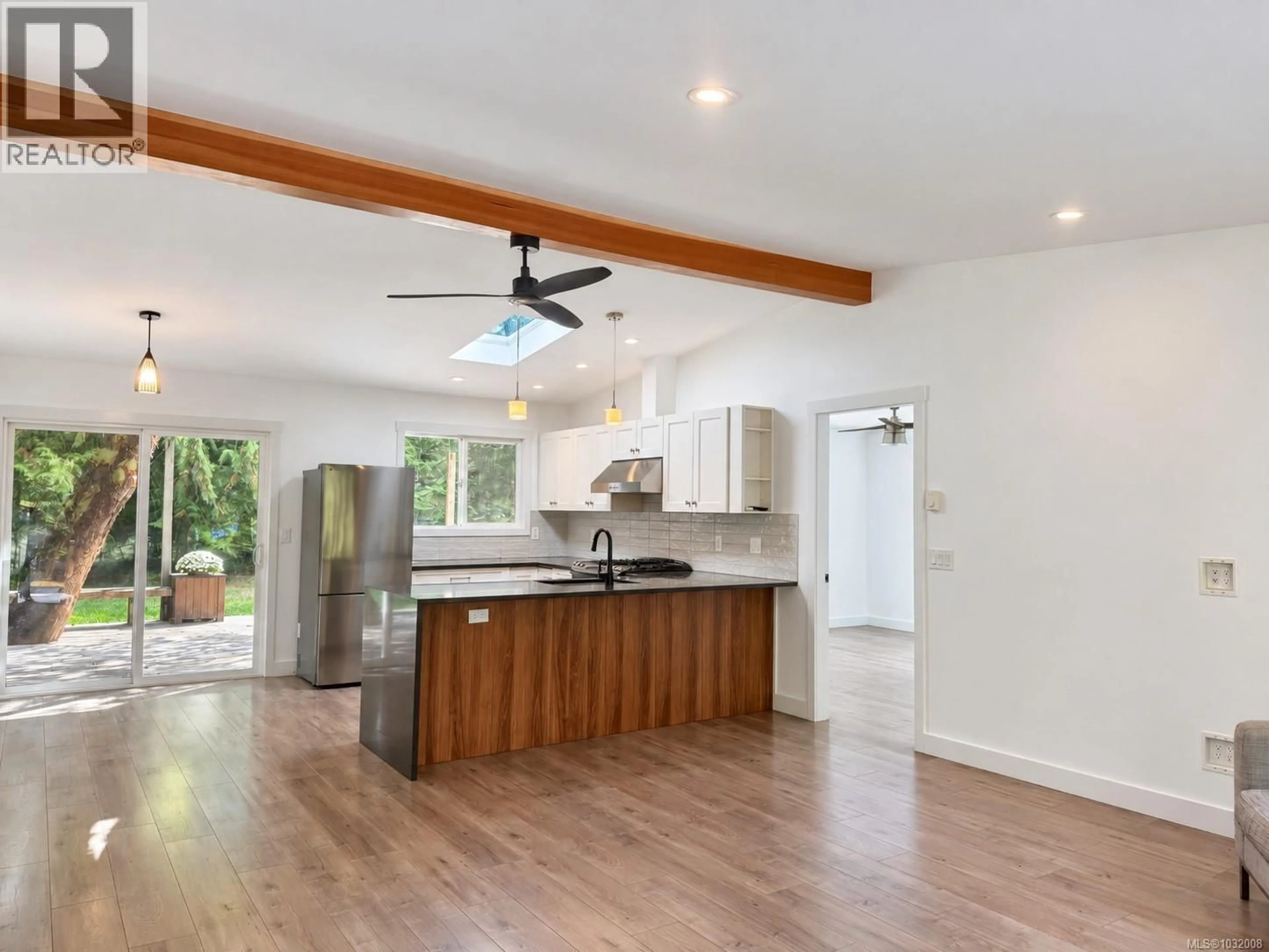 Open concept kitchen, wood/laminate floor for 840 MARY ROAD, Gabriola Island British Columbia V0R1X3