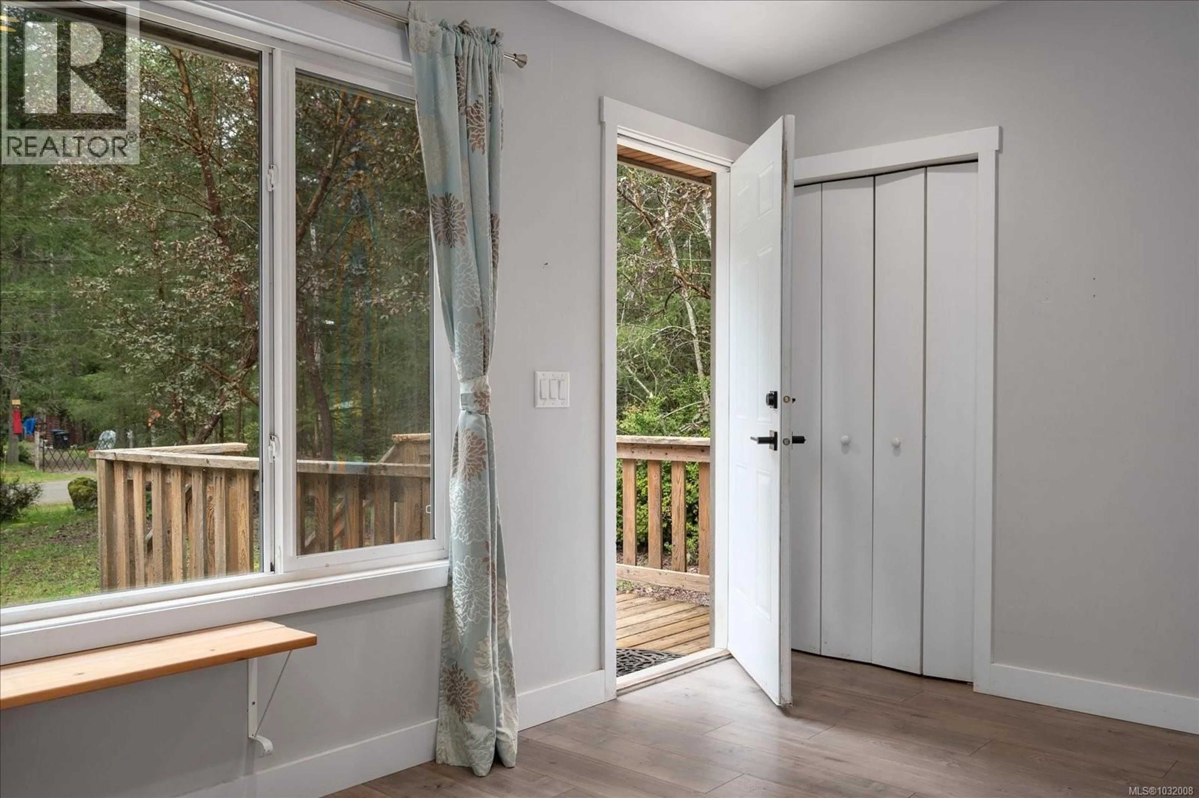 Indoor entryway for 840 MARY ROAD, Gabriola Island British Columbia V0R1X3