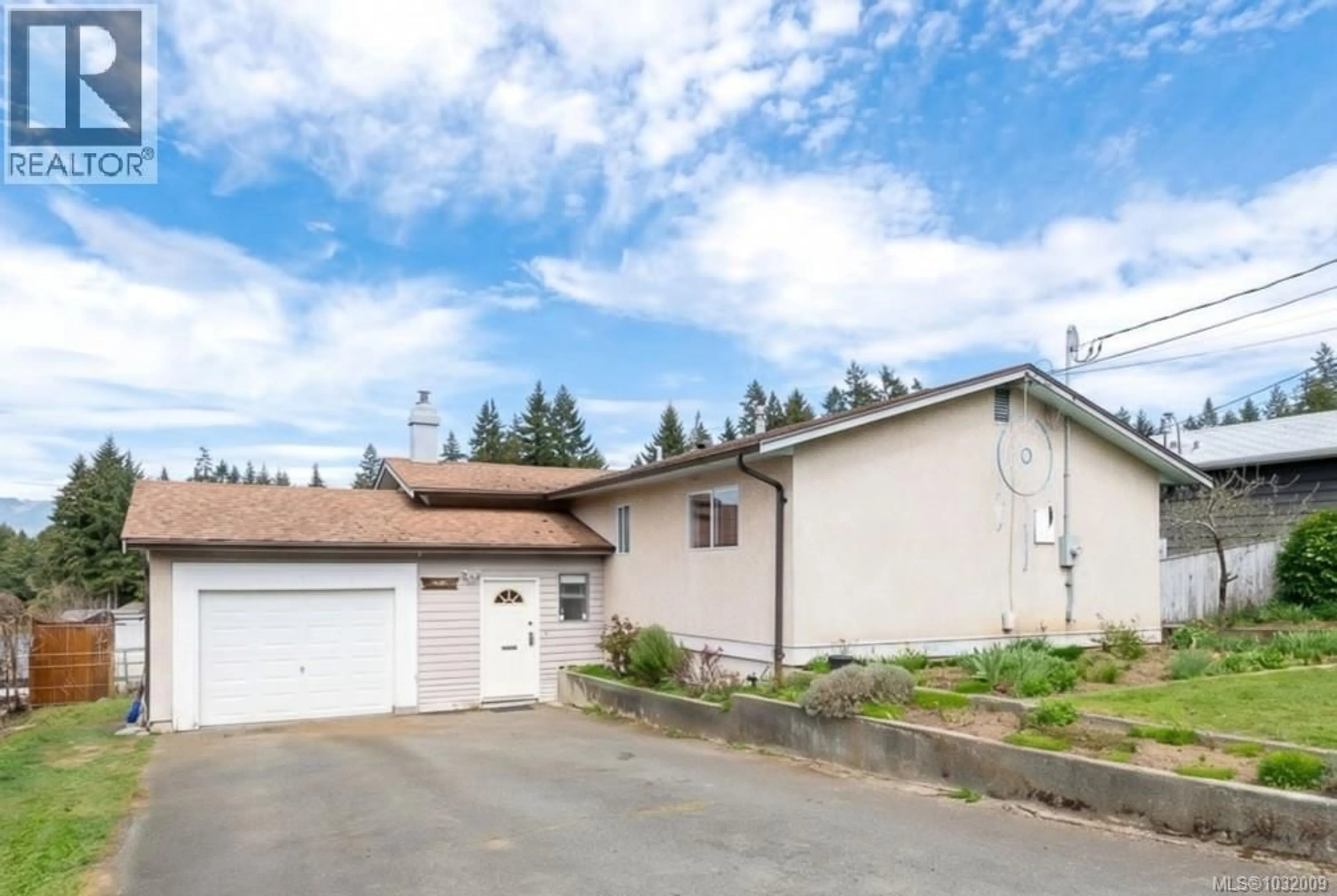 A pic from outside/outdoor area/front of a property/back of a property/a pic from drone, street for 2183 MOTION DRIVE, Port Alberni British Columbia V9Y1B4