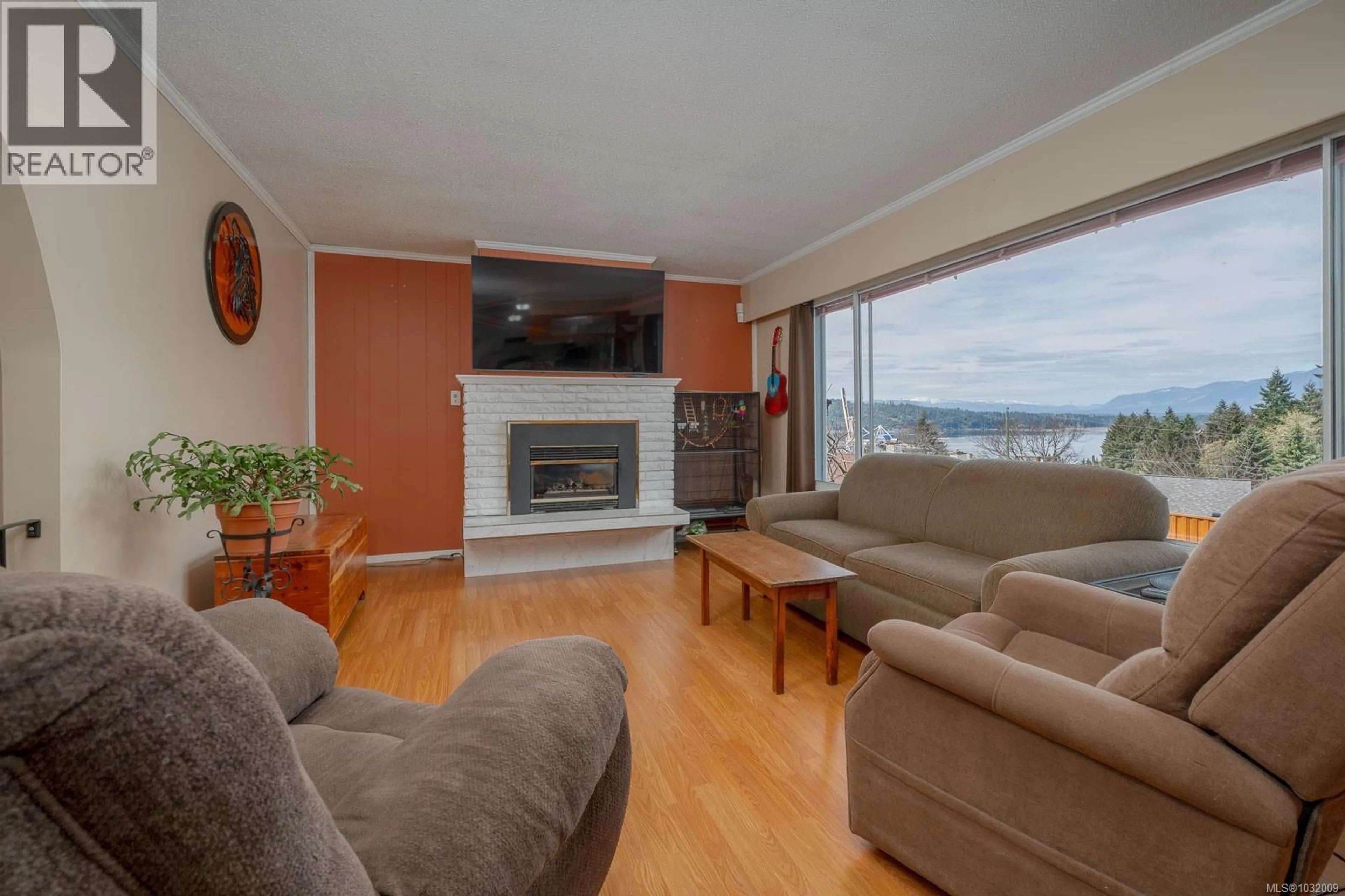 Living room with furniture, wood/laminate floor for 2183 MOTION DRIVE, Port Alberni British Columbia V9Y1B4