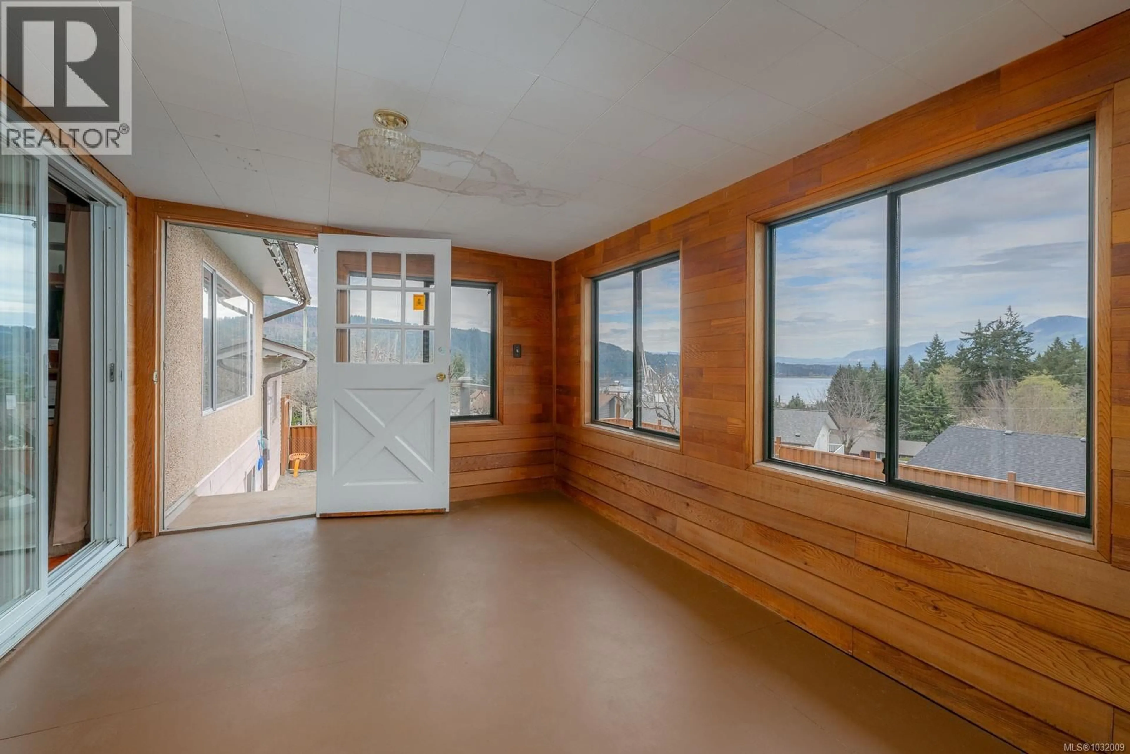 Indoor foyer for 2183 MOTION DRIVE, Port Alberni British Columbia V9Y1B4