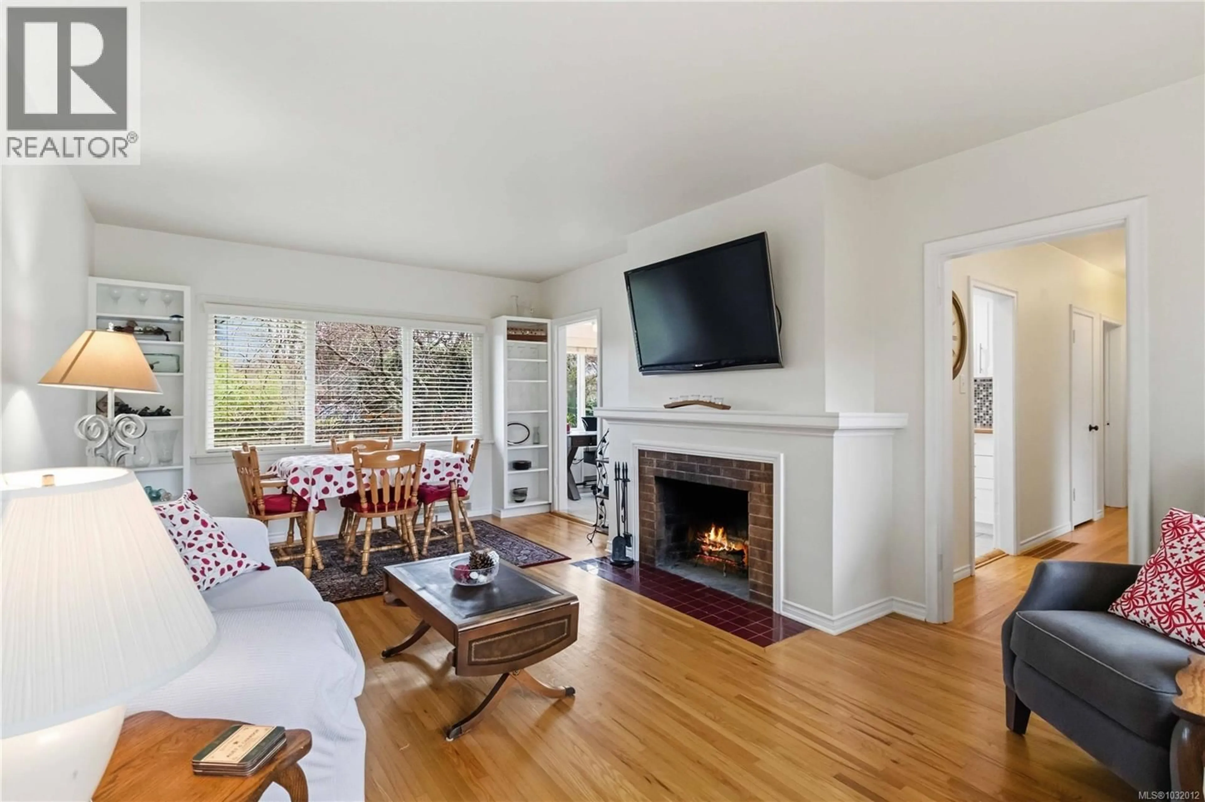 Living room with furniture, wood/laminate floor for 1445 BROOKE STREET, Victoria British Columbia V8S1M4