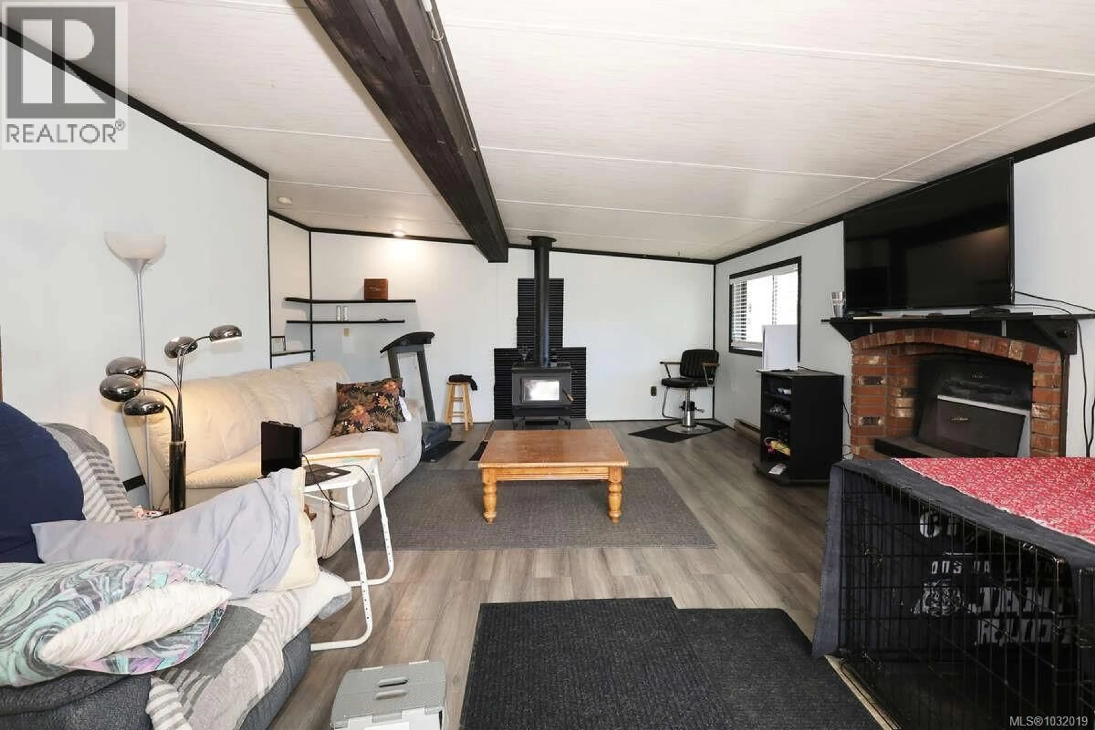 Living room with furniture, wood/laminate floor for 3755 15TH AVENUE, Port Alberni British Columbia V9Y5C7