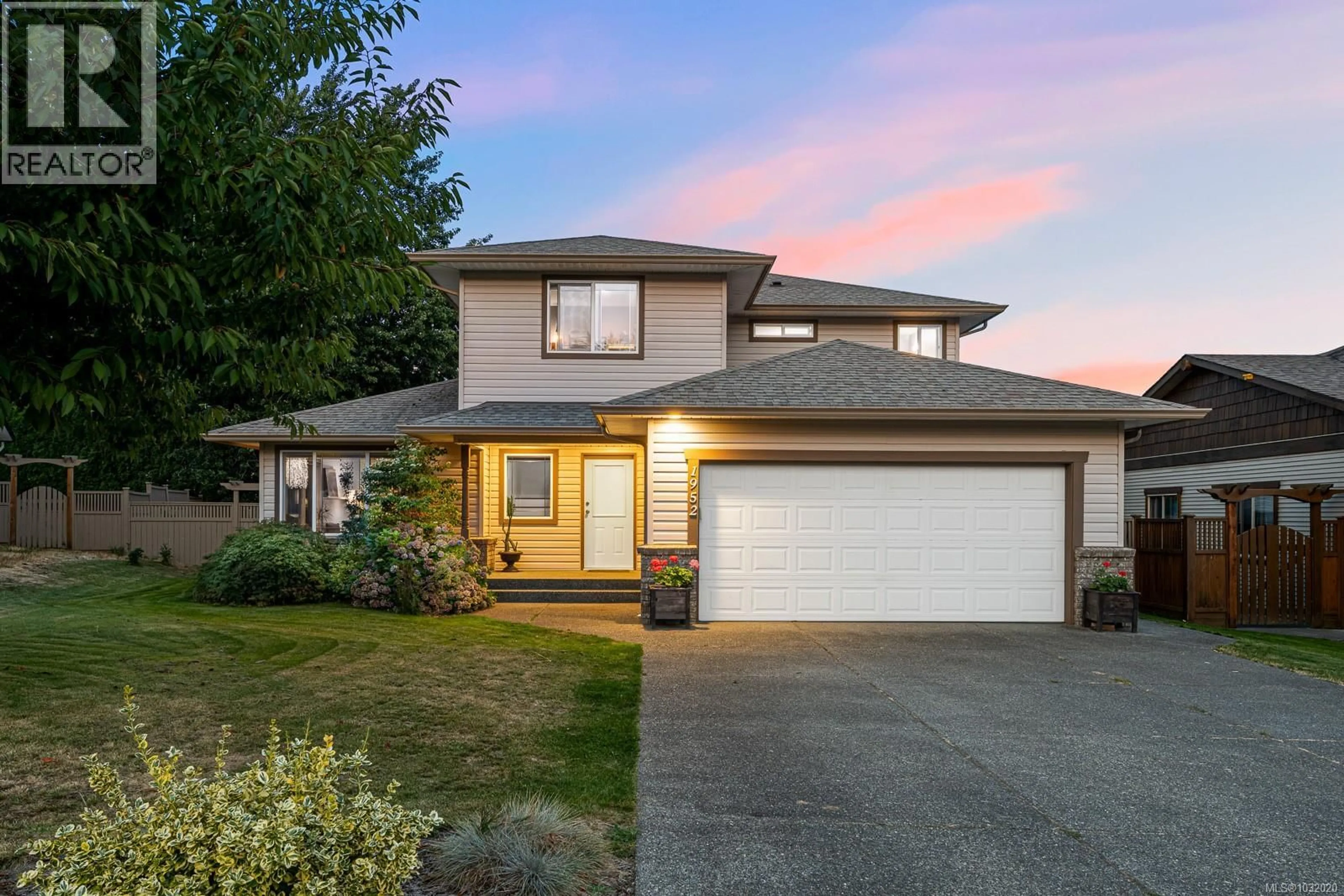 Home with vinyl exterior material, street for 1952 MARTEN AVENUE, Comox British Columbia V9M2K2