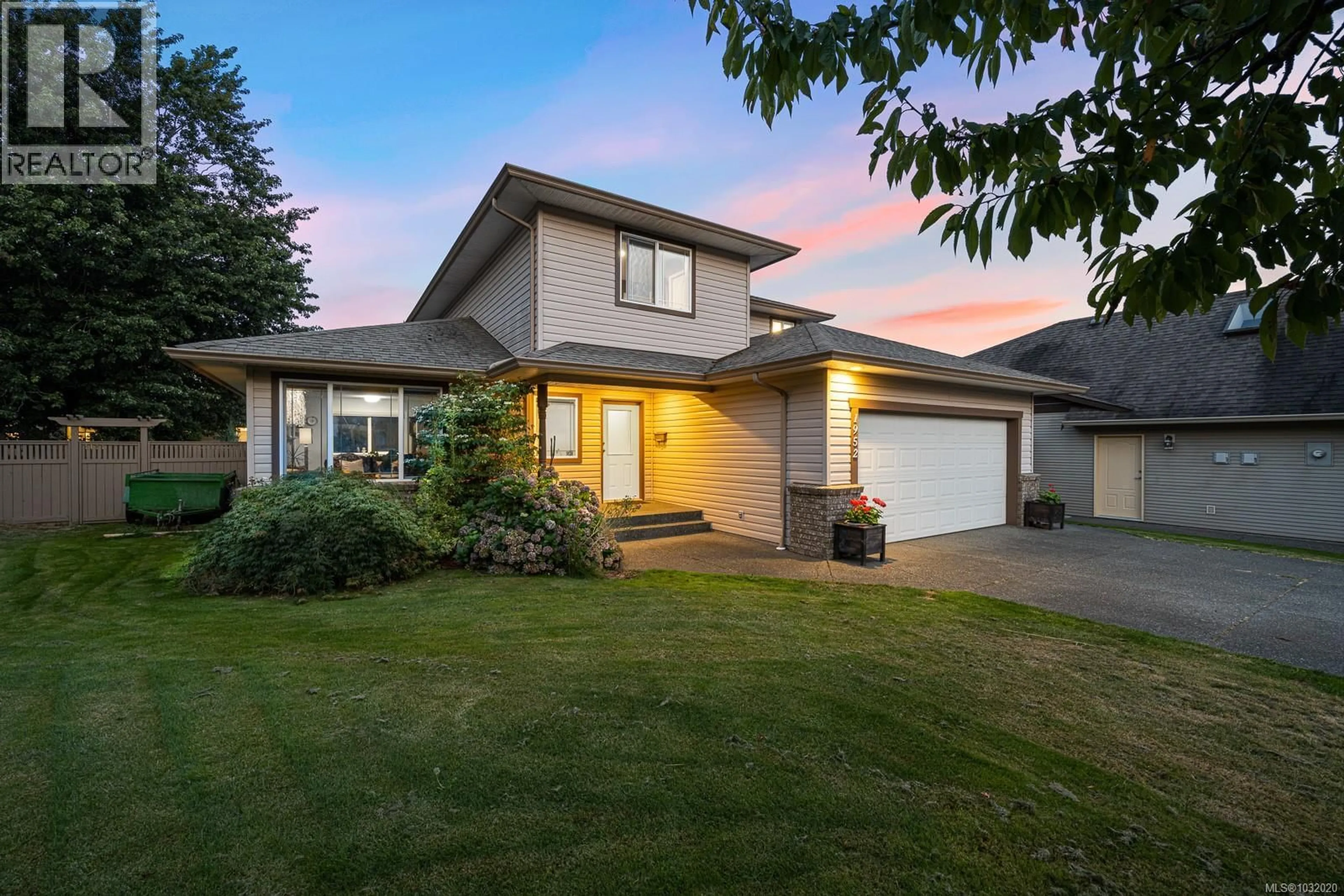 Home with vinyl exterior material, street for 1952 MARTEN AVENUE, Comox British Columbia V9M2K2