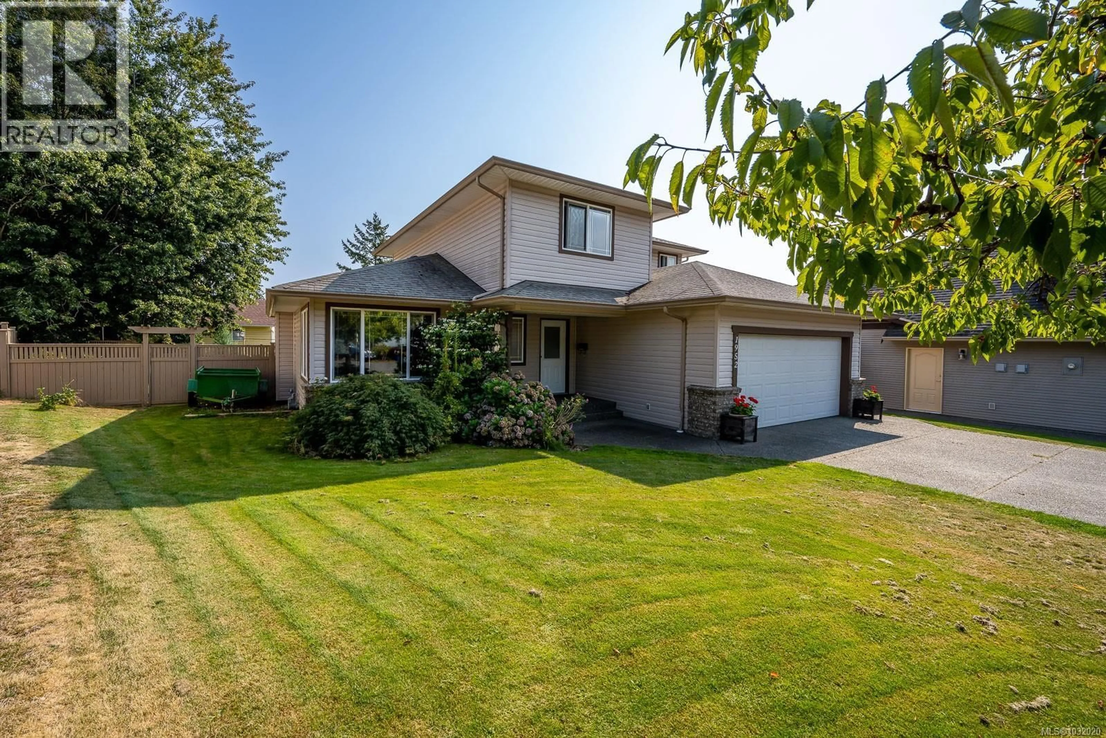Home with vinyl exterior material, street for 1952 MARTEN AVENUE, Comox British Columbia V9M2K2
