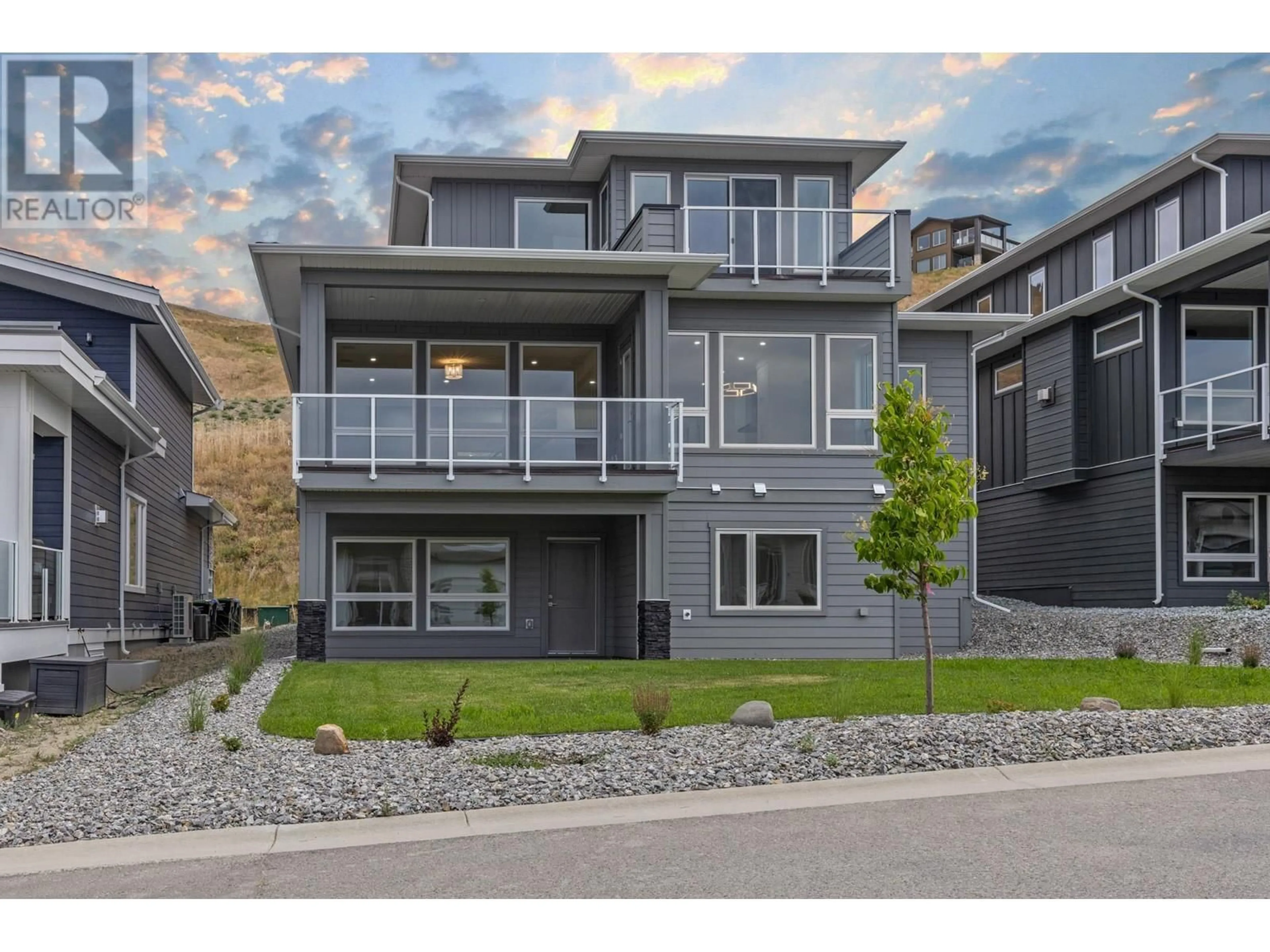 Home with vinyl exterior material, mountain view for 2157 Kentucky Crescent, Kelowna British Columbia V1P1S8