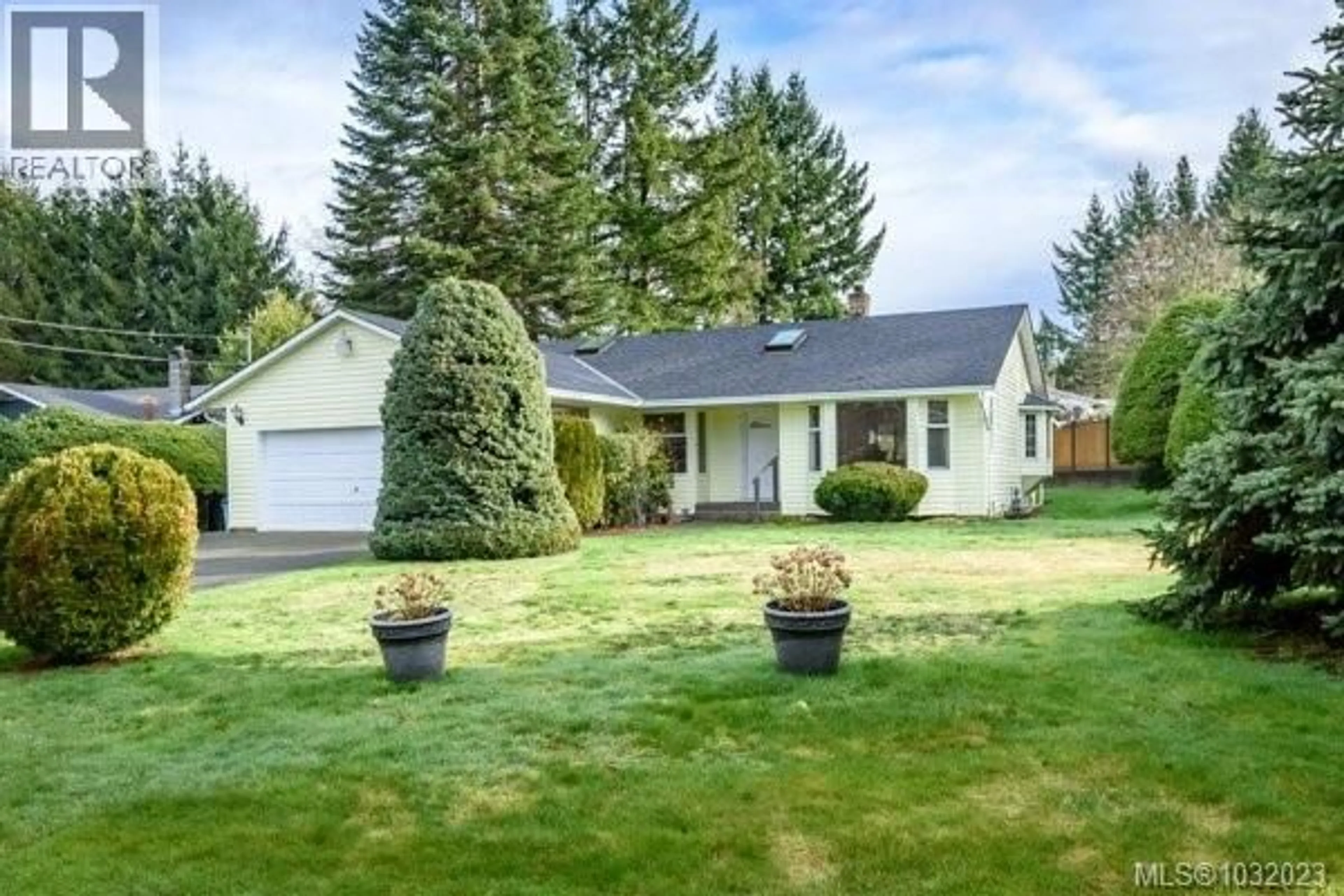 Home with vinyl exterior material, street for 4994 ADRIAN ROAD, Courtenay British Columbia V9N6T8