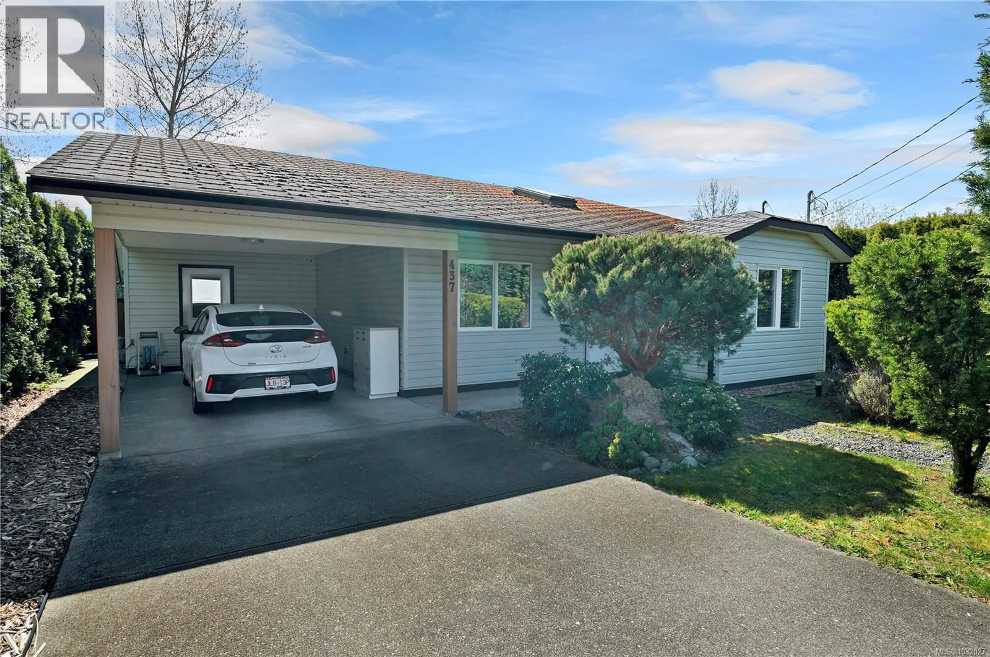 A pic from outside/outdoor area/front of a property/back of a property/a pic from drone, street for 437 ROCKLAND ROAD, Campbell River British Columbia V9W1N7