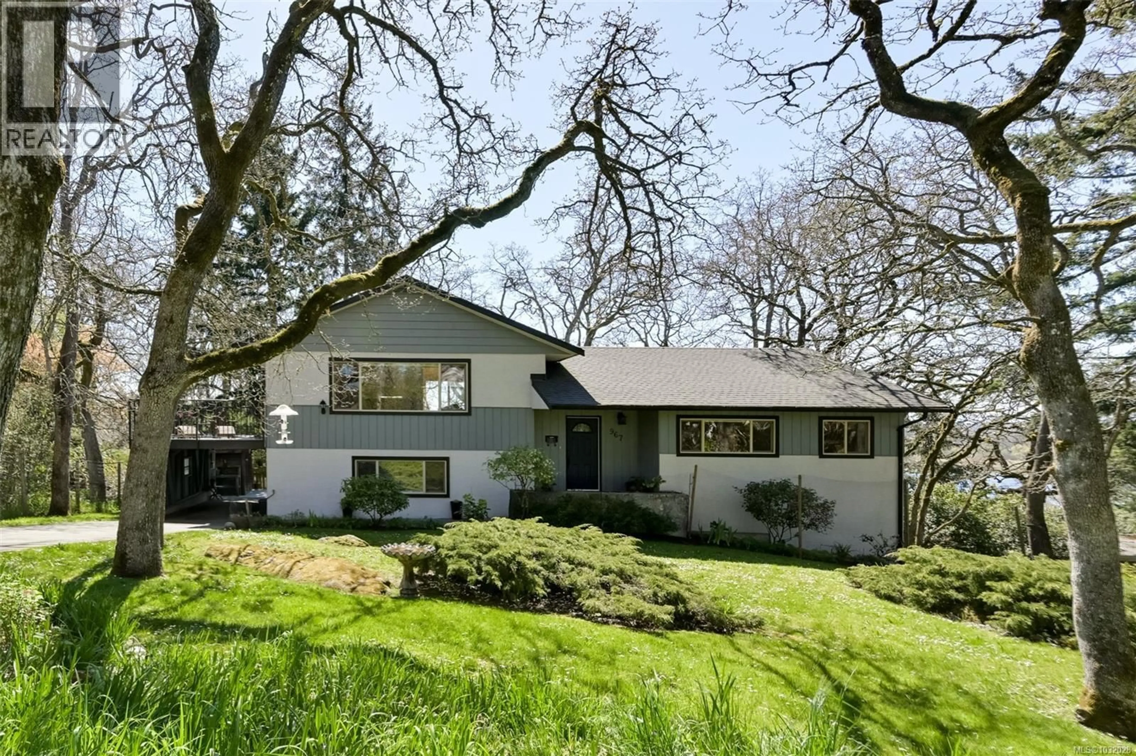 Home with vinyl exterior material, street for 967 RIDGEWAY STREET, Saanich British Columbia V8X3C2