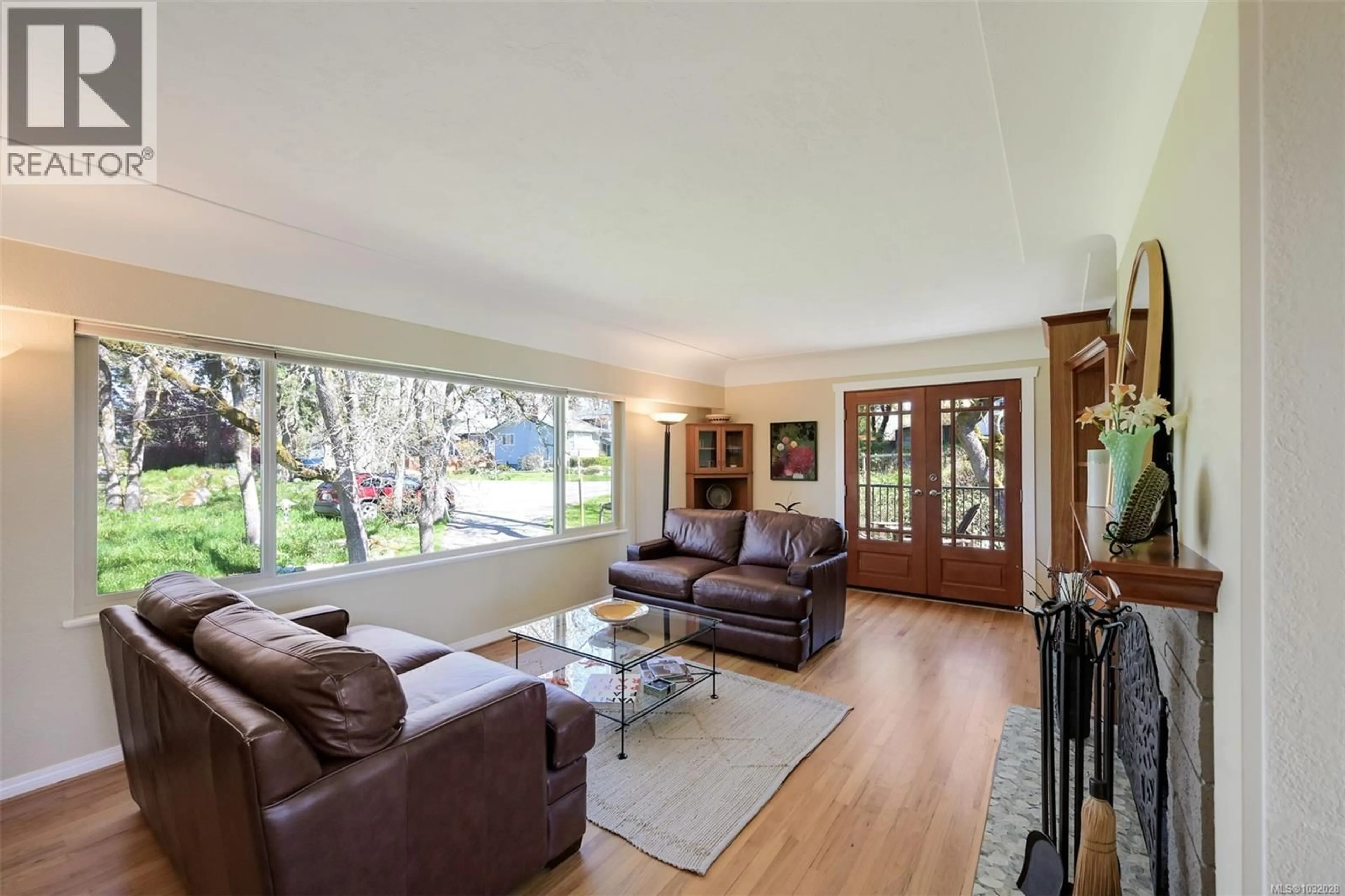 Living room with furniture, wood/laminate floor for 967 RIDGEWAY STREET, Saanich British Columbia V8X3C2