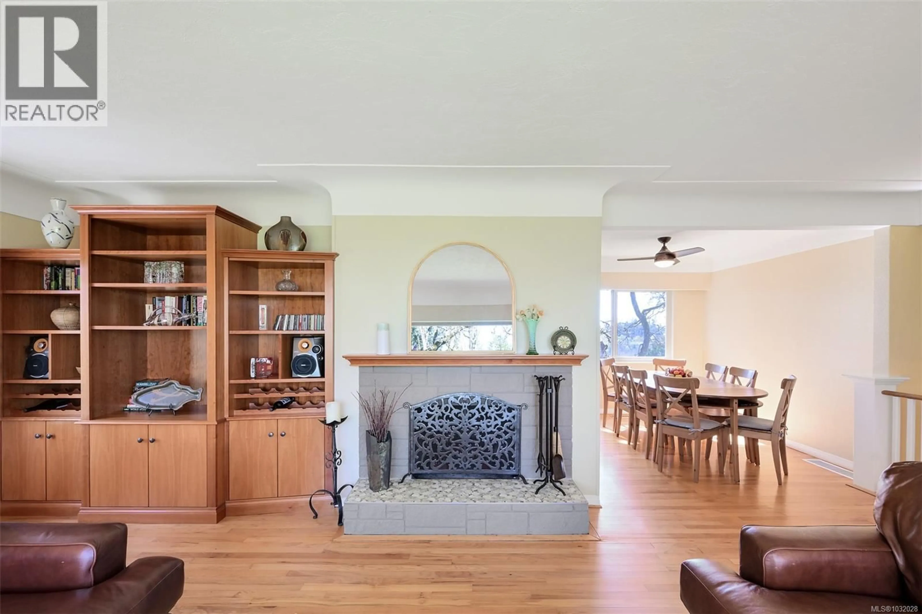 Living room with furniture, wood/laminate floor for 967 RIDGEWAY STREET, Saanich British Columbia V8X3C2